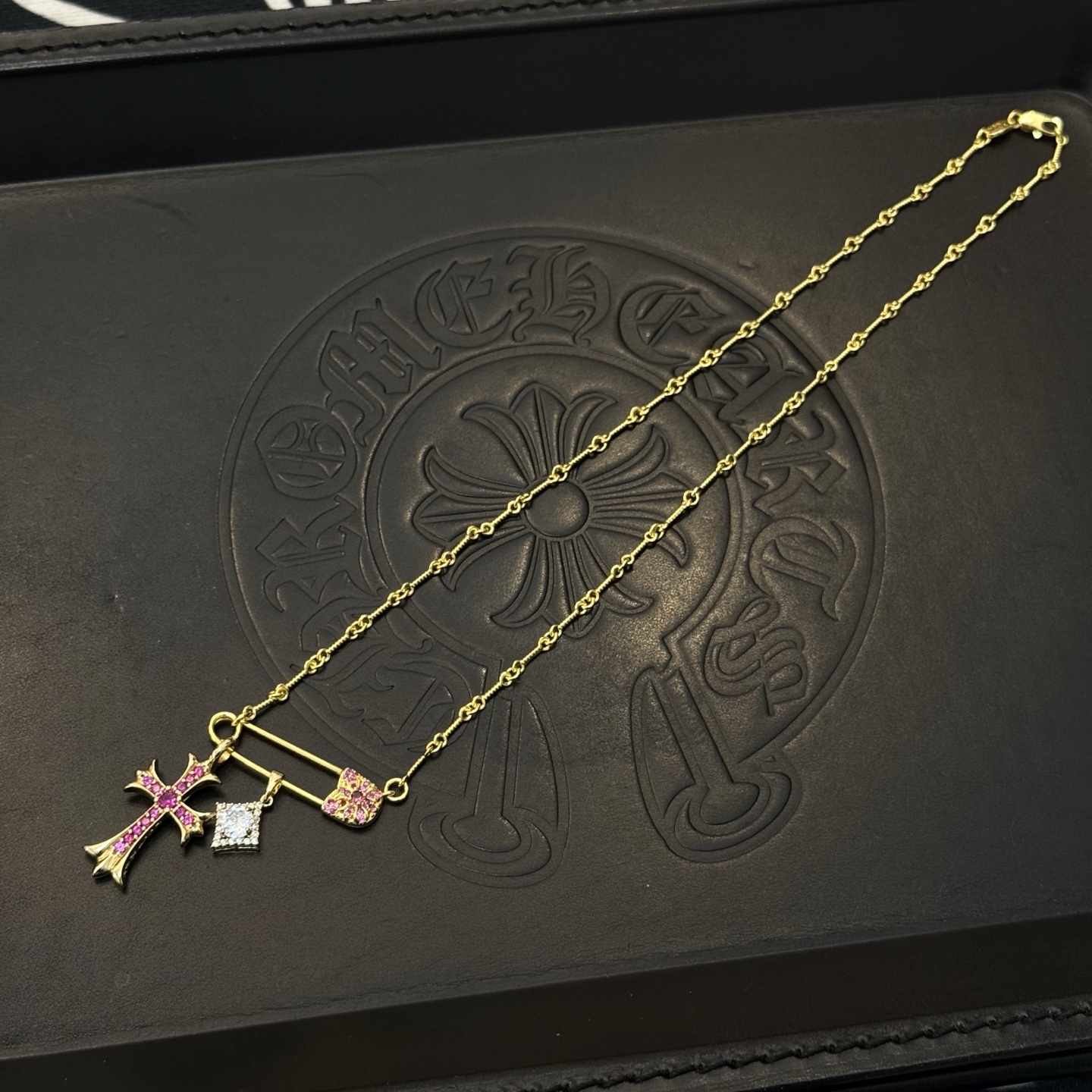 新款【专柜品质】Chrome Hearts克罗心经典复古别针项链 凹凸造型不同的花纹设计风格 呈现出与众