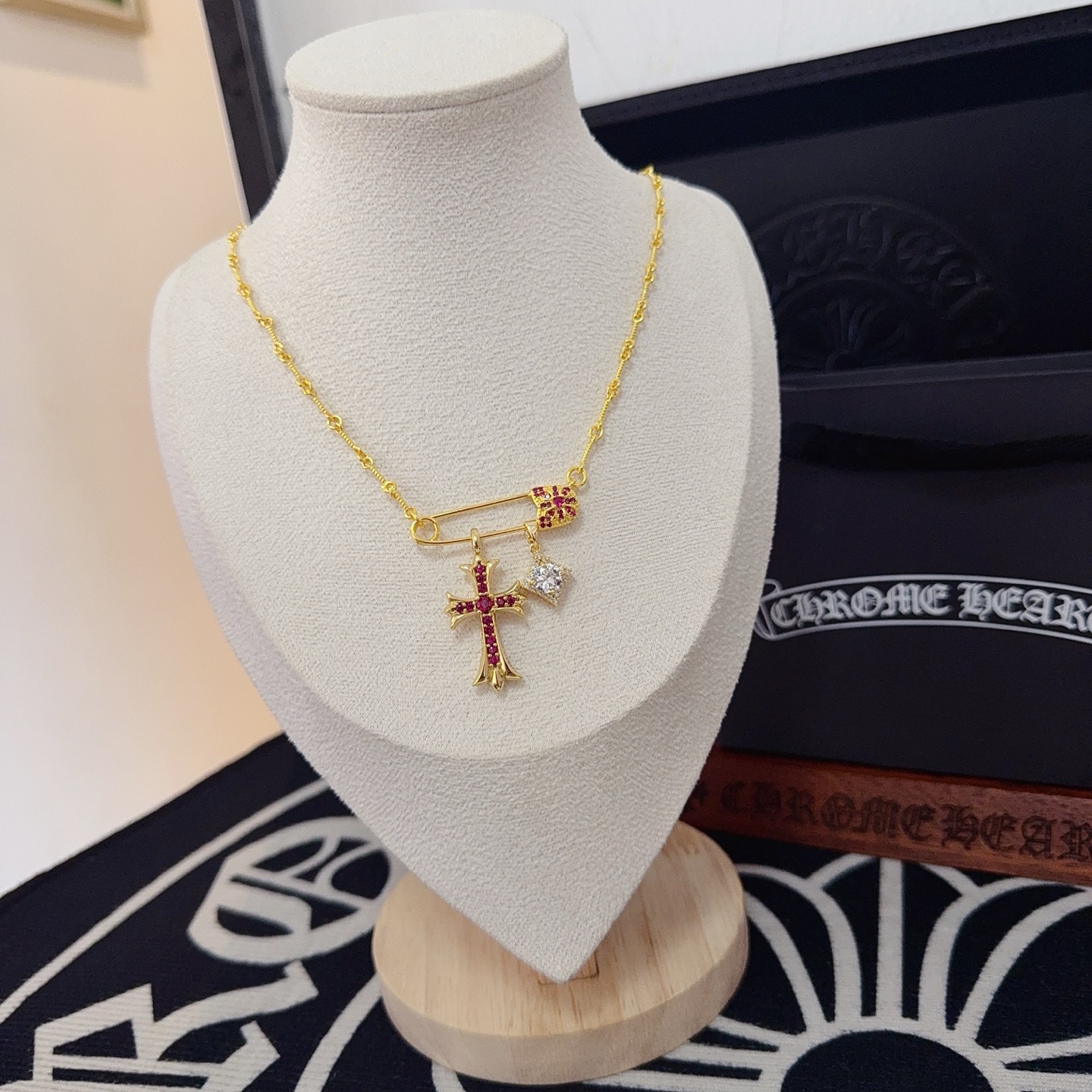 新款【专柜品质】Chrome Hearts克罗心经典复古别针项链 凹凸造型不同的花纹设计风格 呈现出与众