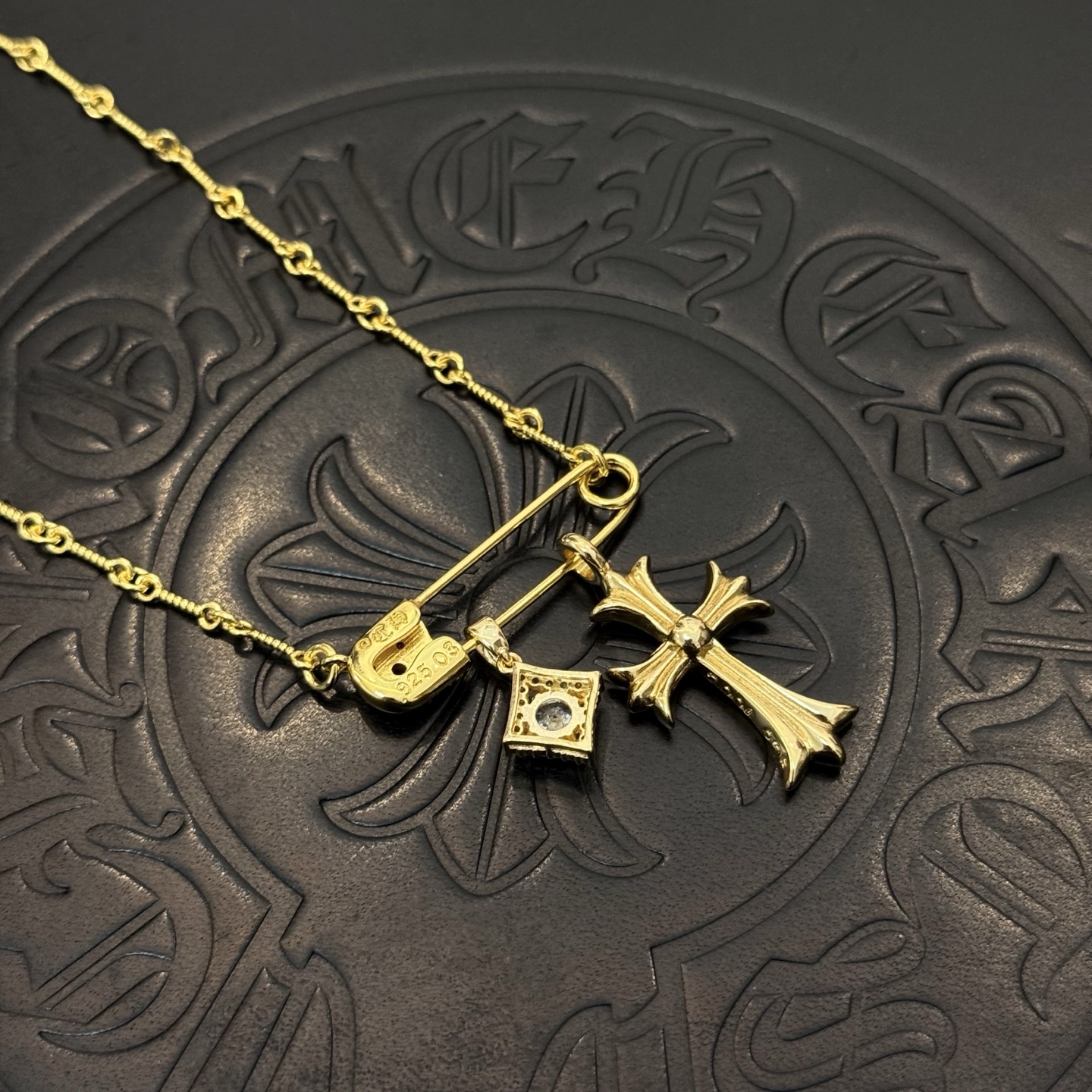 新款【专柜品质】Chrome Hearts克罗心经典复古别针项链 凹凸造型不同的花纹设计风格 呈现出与众