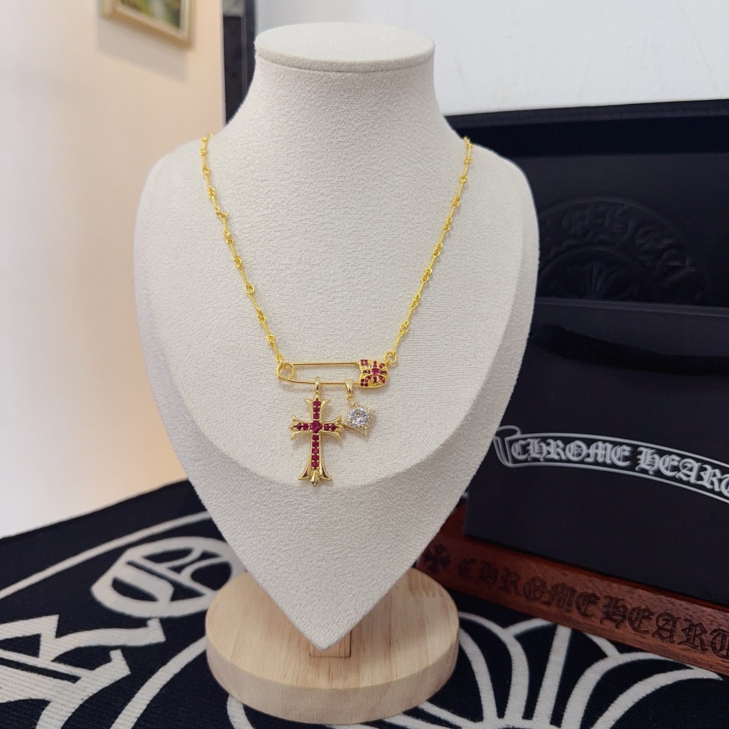 新款【专柜品质】Chrome Hearts克罗心经典复古别针项链 凹凸造型不同的花纹设计风格 呈现出与众