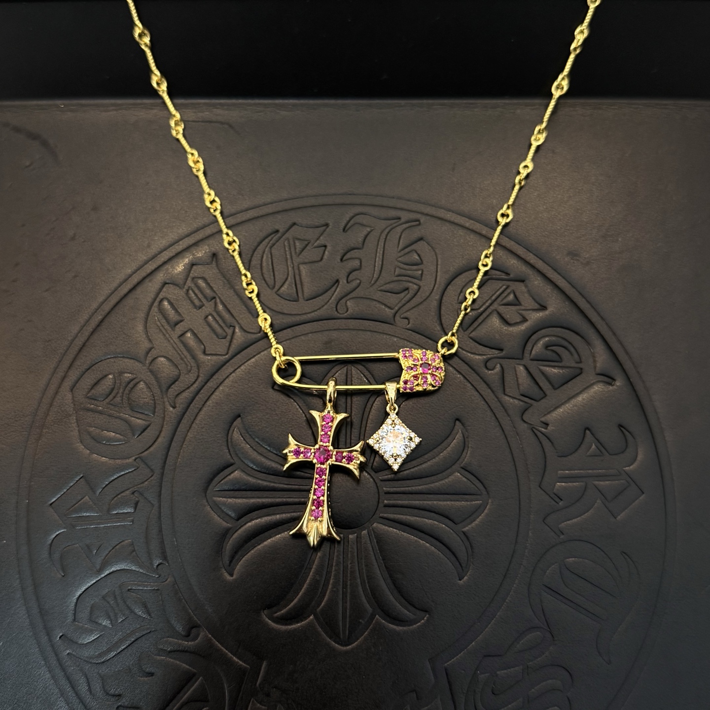 新款【专柜品质】Chrome Hearts克罗心经典复古别针项链 凹凸造型不同的花纹设计风格 呈现出与众