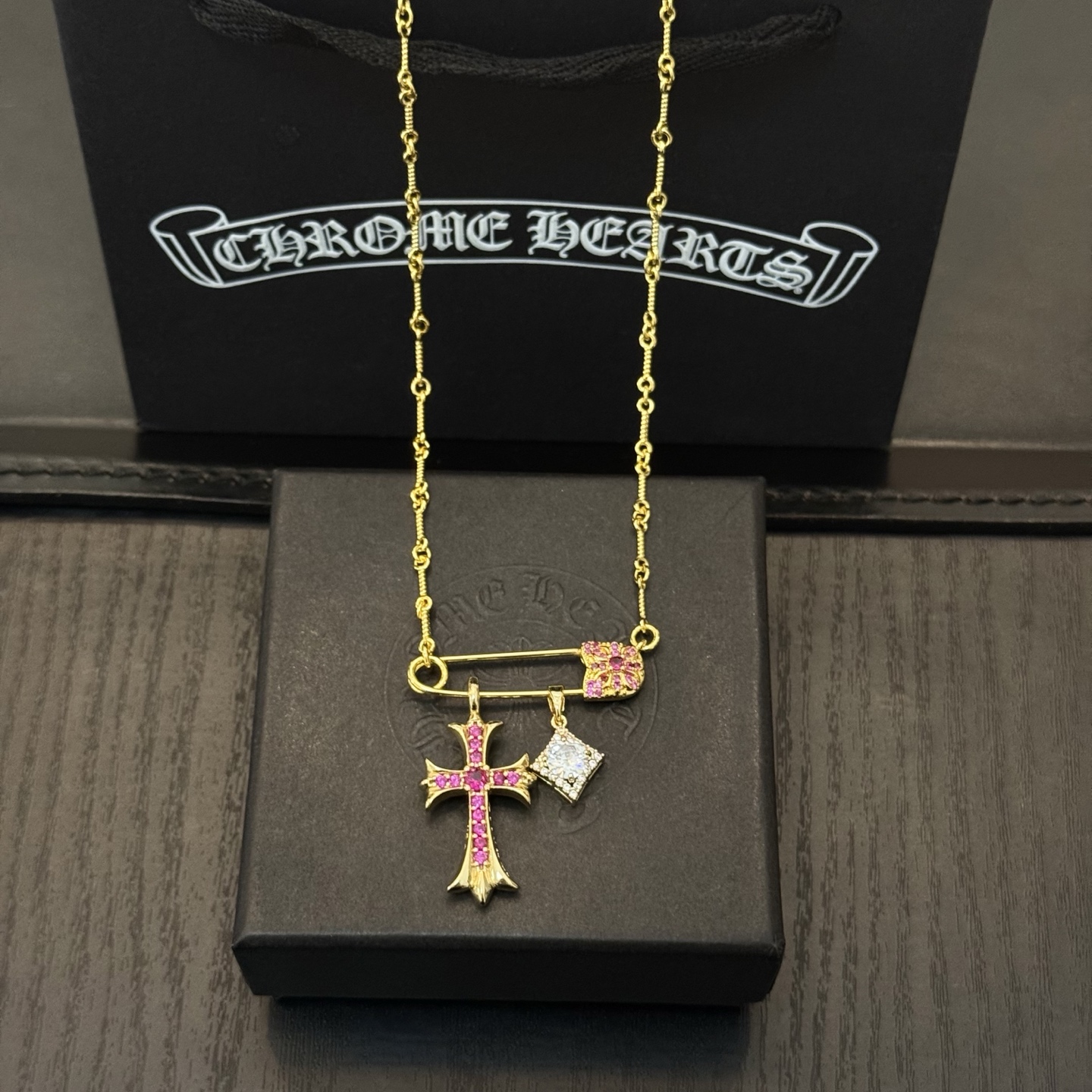 新款【专柜品质】Chrome Hearts克罗心经典复古别针项链 凹凸造型不同的花纹设计风格 呈现出与众