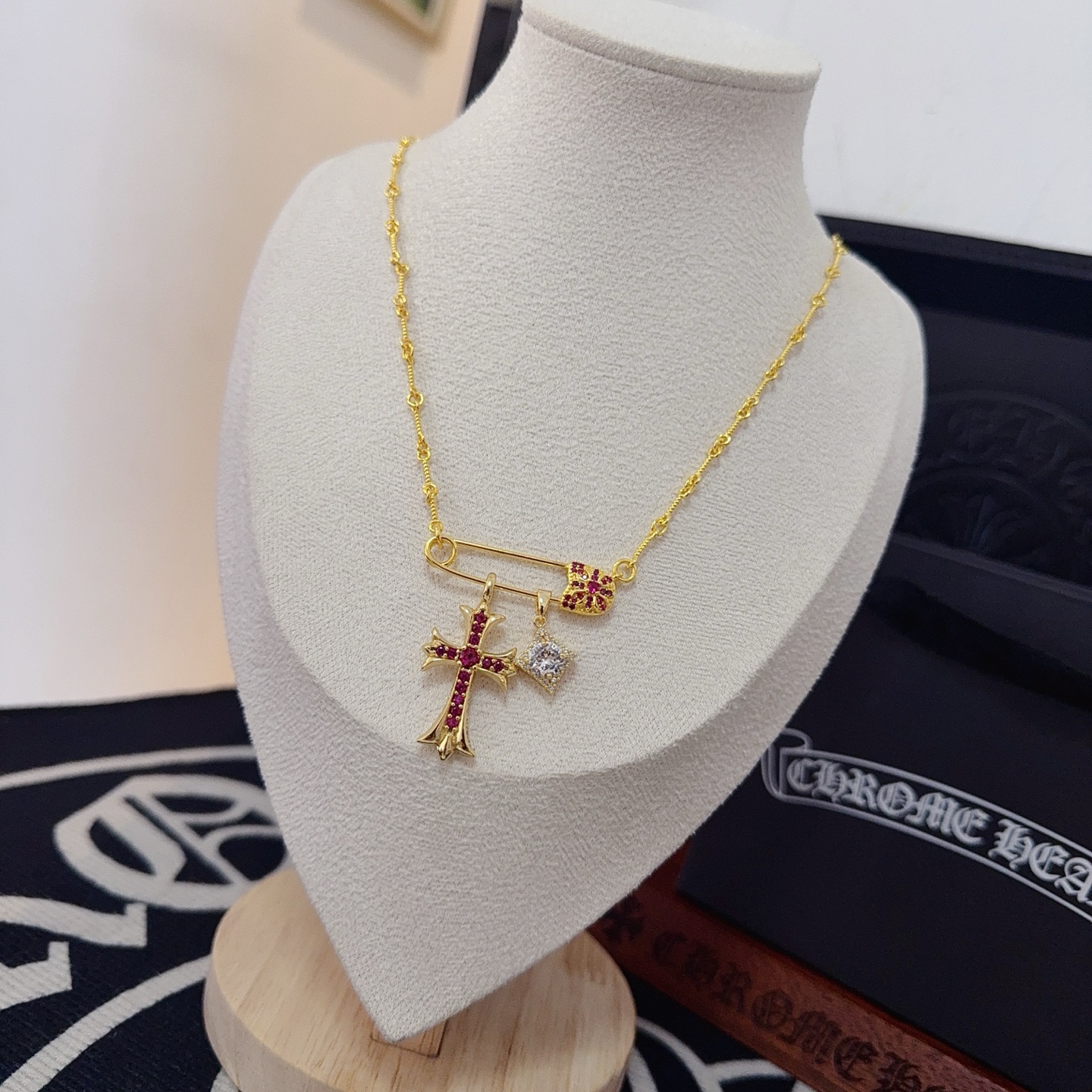 新款【专柜品质】Chrome Hearts克罗心经典复古别针项链 凹凸造型不同的花纹设计风格 呈现出与众