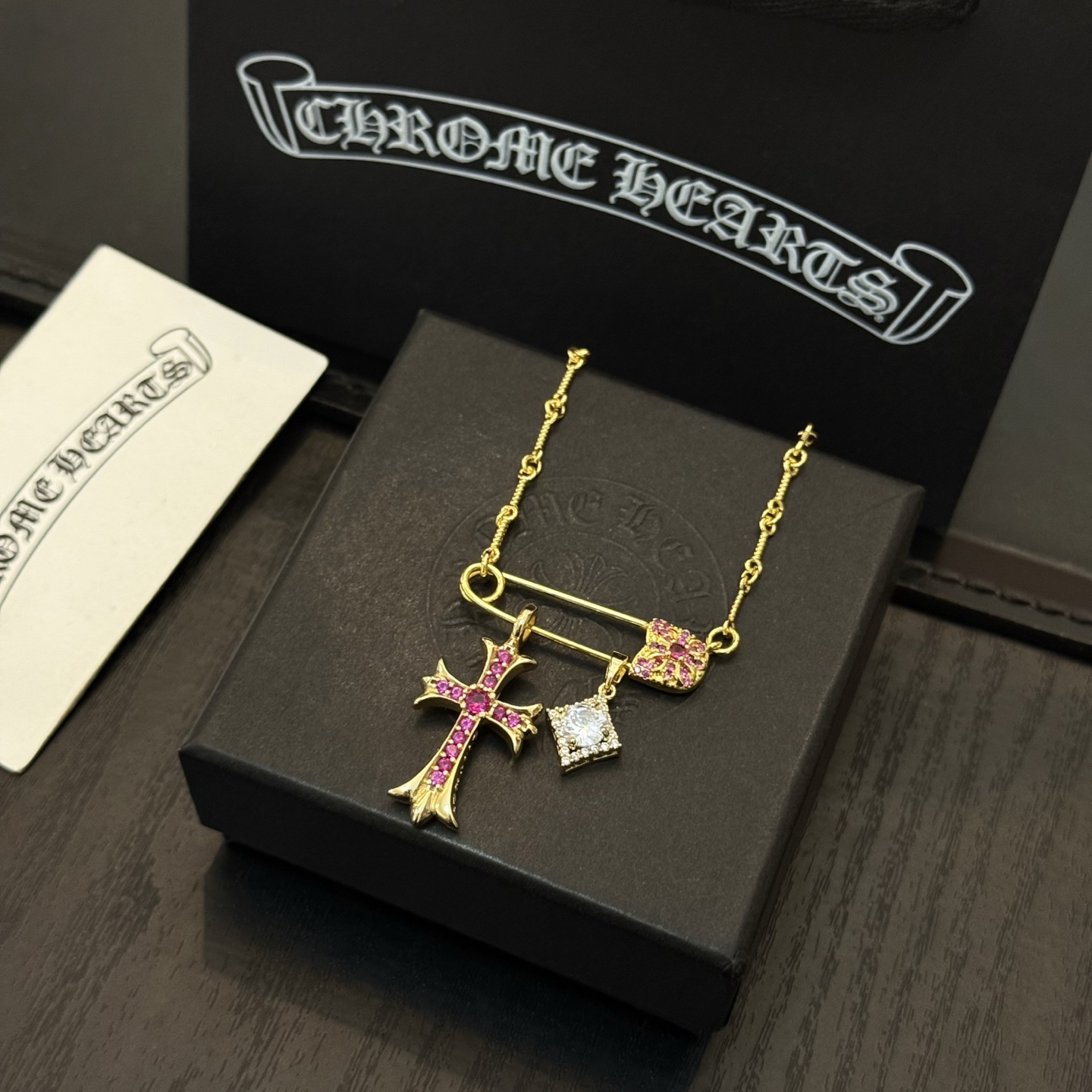 新款【专柜品质】Chrome Hearts克罗心经典复古别针项链 凹凸造型不同的花纹设计风格 呈现出与众