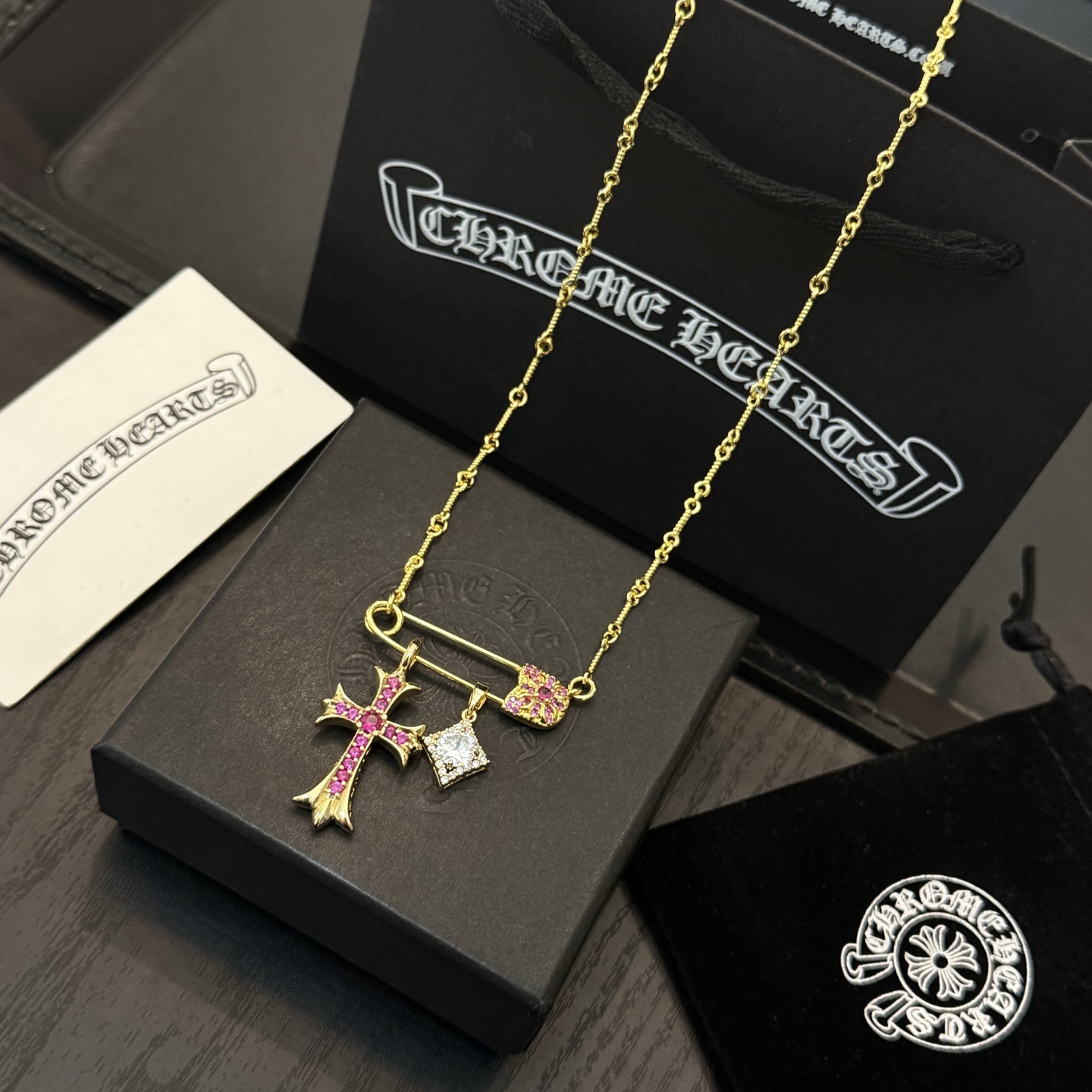 新款【专柜品质】Chrome Hearts克罗心经典复古别针项链 凹凸造型不同的花纹设计风格 呈现出与众