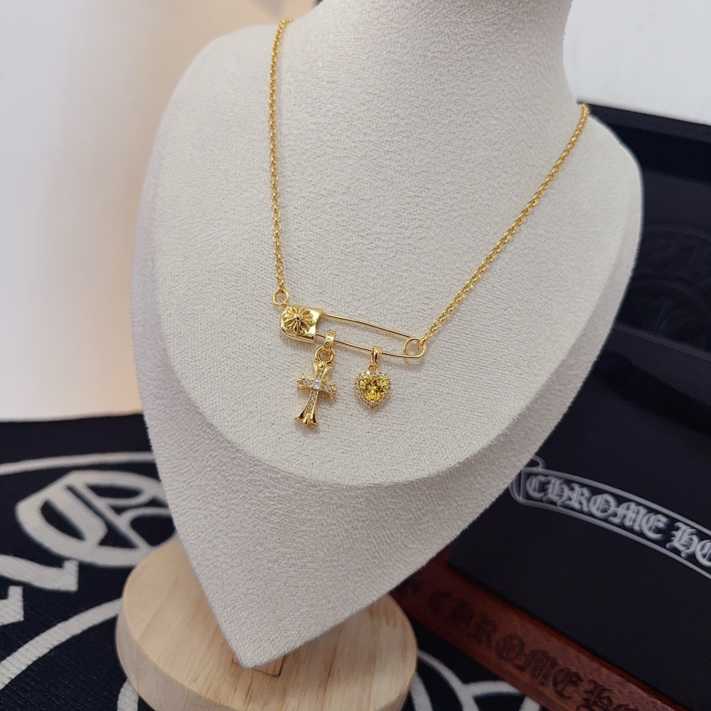 新款【专柜品质】Chrome Hearts克罗心经典复古别针项链 凹凸造型不同的花纹设计风格 呈现出与众