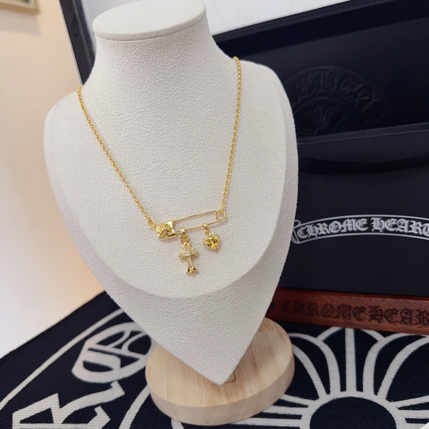 新款【专柜品质】Chrome Hearts克罗心经典复古别针项链 凹凸造型不同的花纹设计风格 呈现出与众