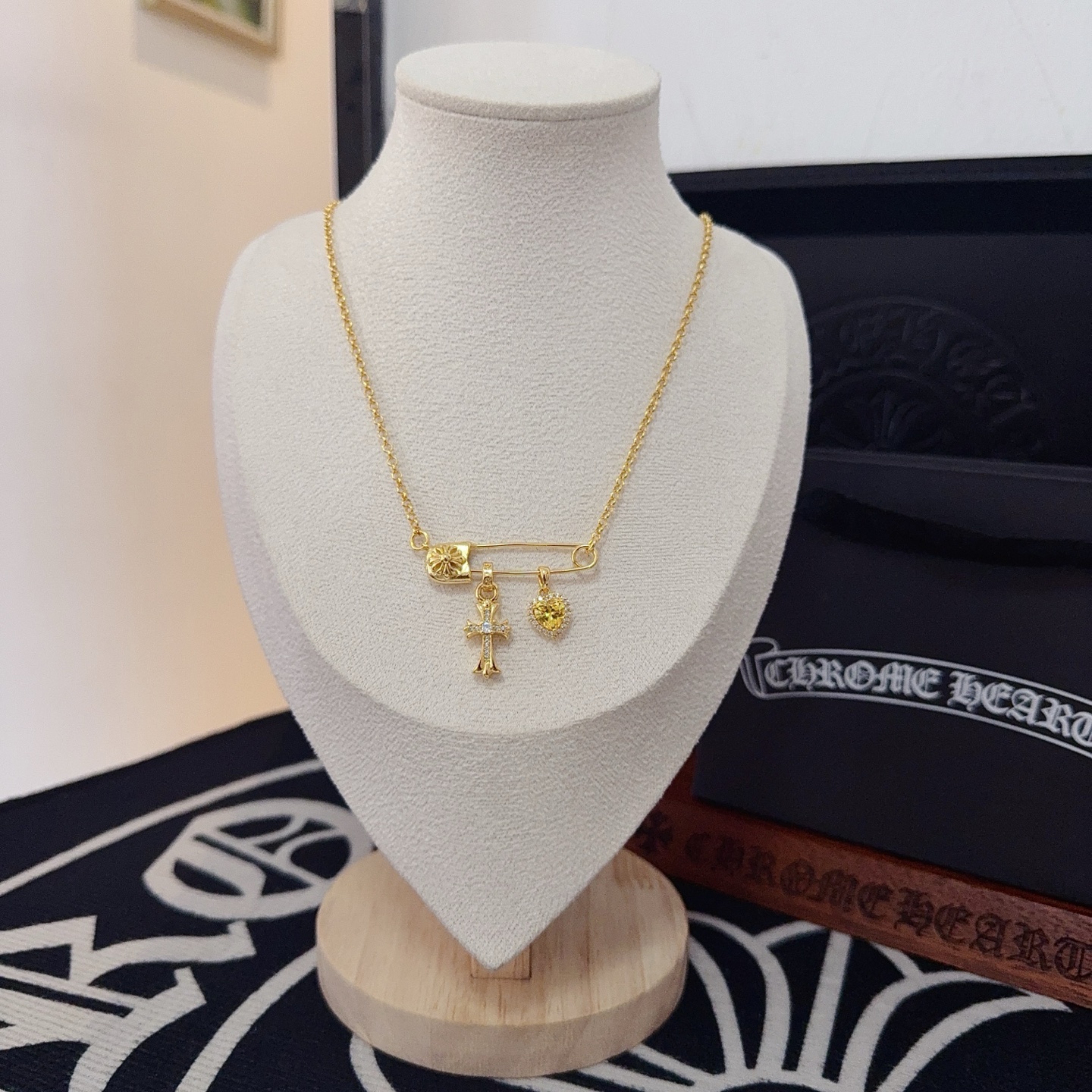 新款【专柜品质】Chrome Hearts克罗心经典复古别针项链 凹凸造型不同的花纹设计风格 呈现出与众