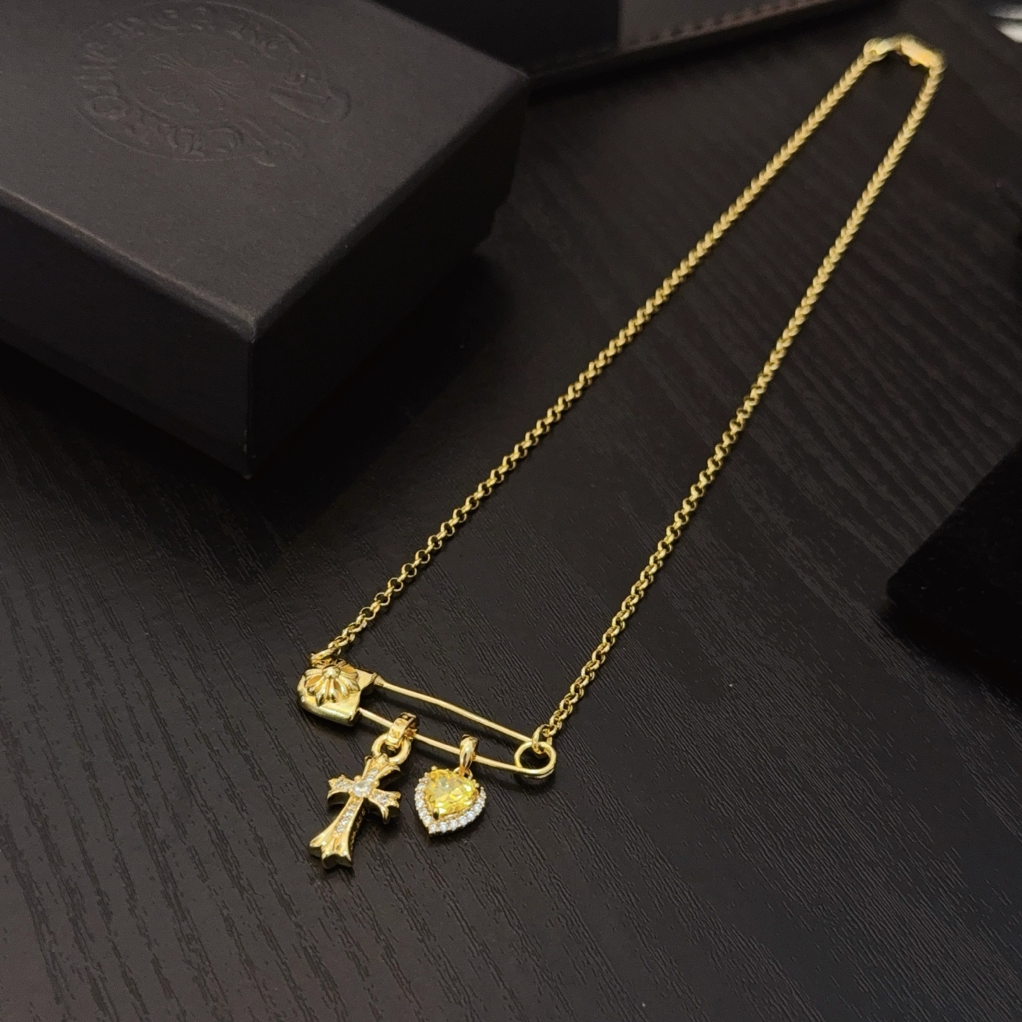 新款【专柜品质】Chrome Hearts克罗心经典复古别针项链 凹凸造型不同的花纹设计风格 呈现出与众