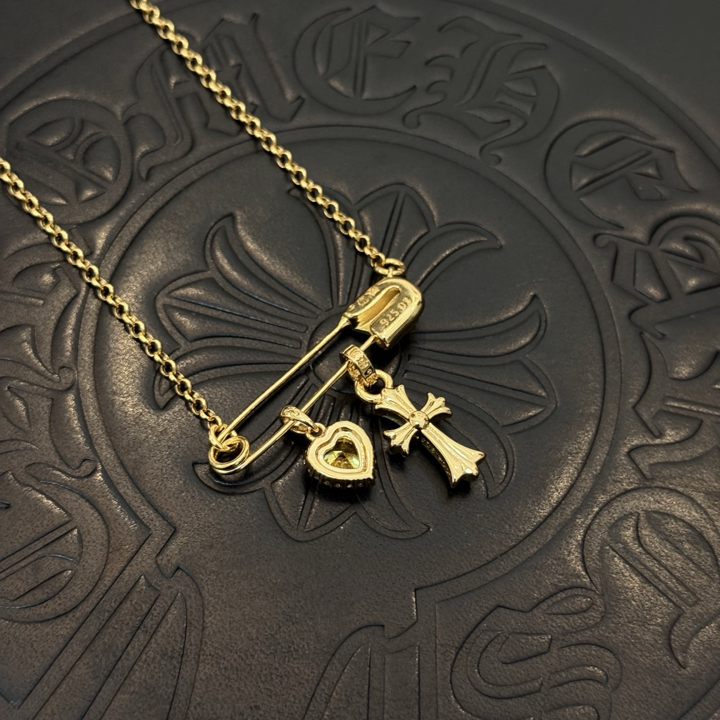 新款【专柜品质】Chrome Hearts克罗心经典复古别针项链 凹凸造型不同的花纹设计风格 呈现出与众