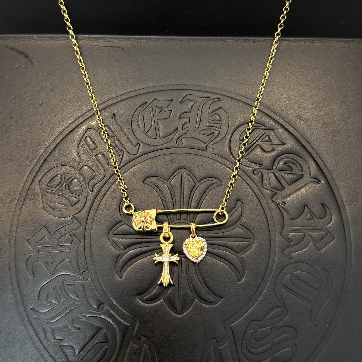 新款【专柜品质】Chrome Hearts克罗心经典复古别针项链 凹凸造型不同的花纹设计风格 呈现出与众