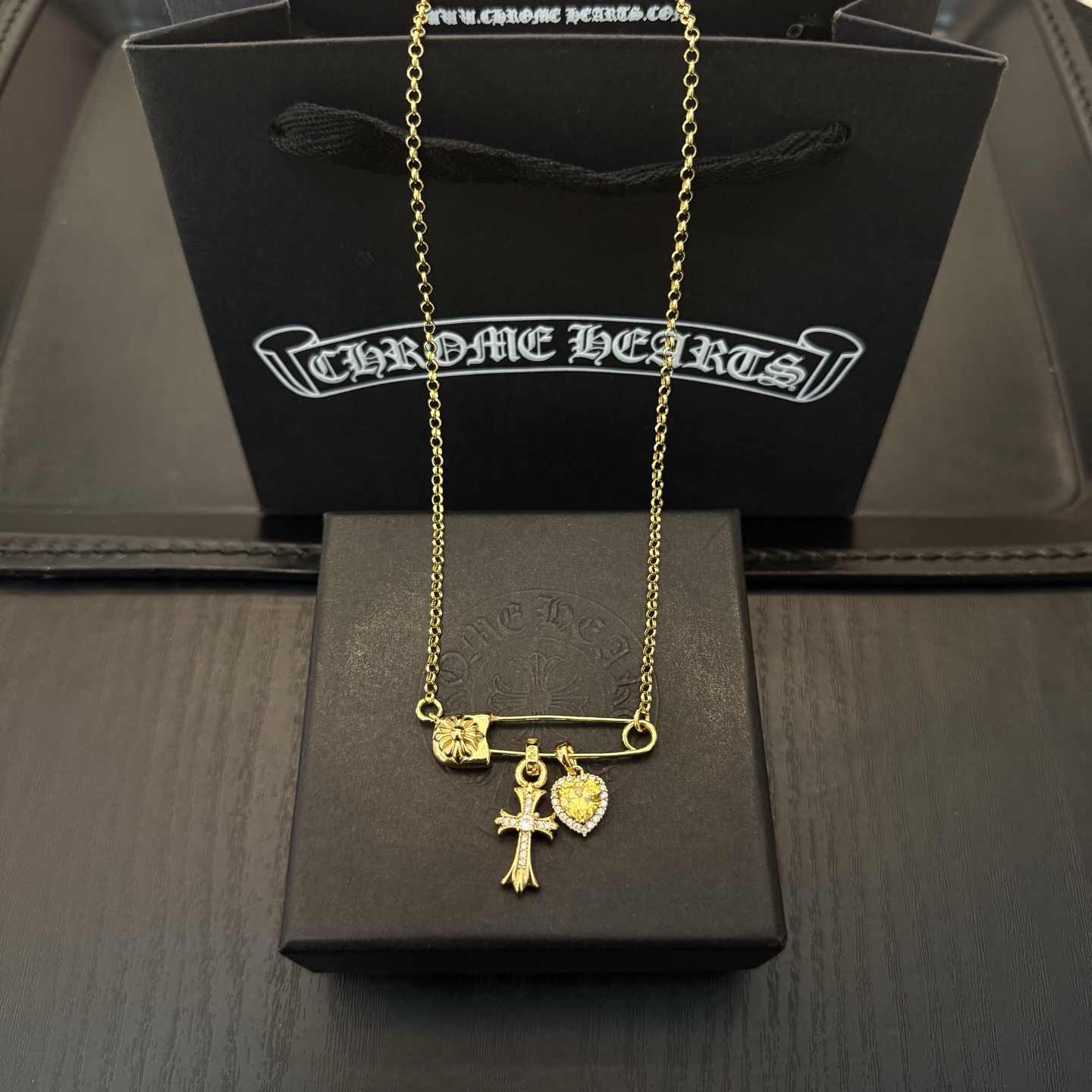 新款【专柜品质】Chrome Hearts克罗心经典复古别针项链 凹凸造型不同的花纹设计风格 呈现出与众