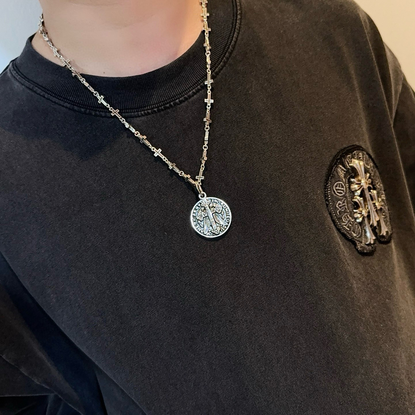 新款【专柜品质】Chrome Hearts克罗心经典复古十字架项链 圆牌十字架吊坠 凹凸造型不同的花纹设