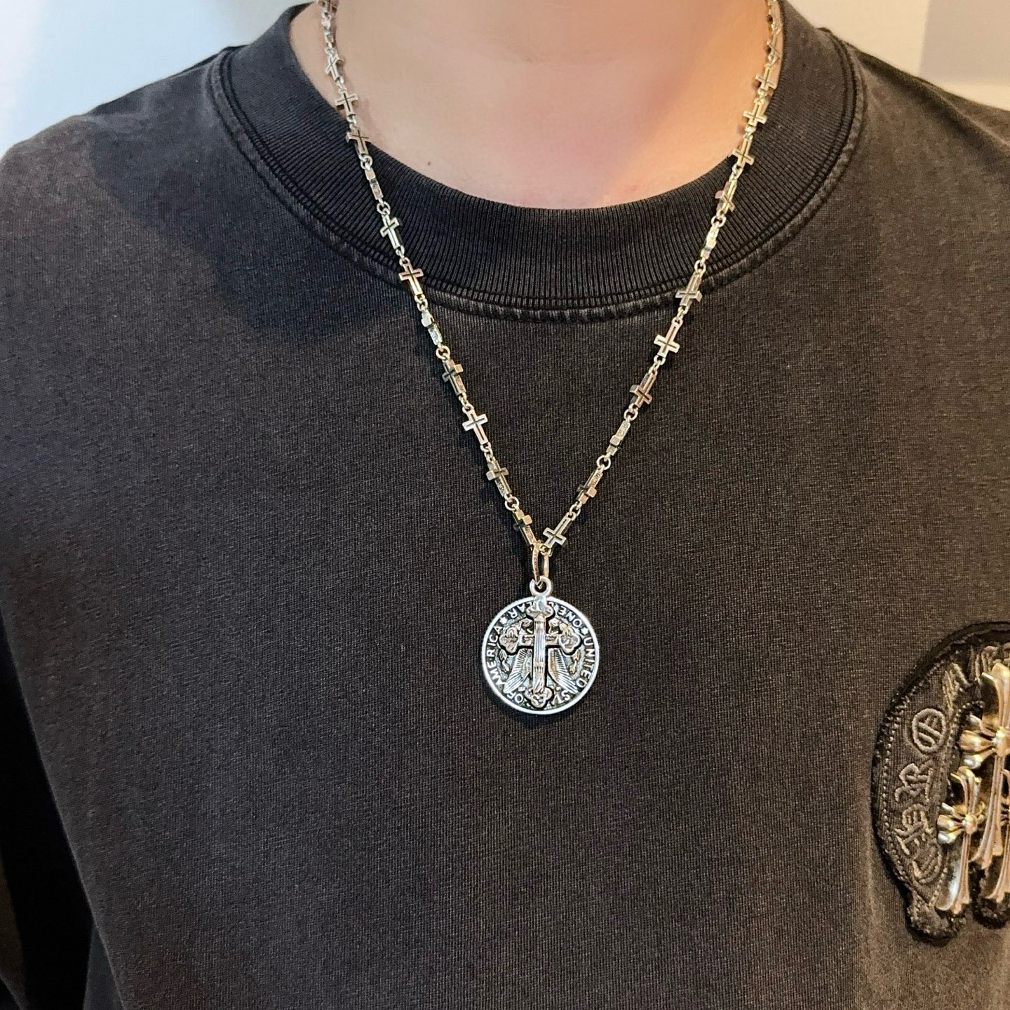 新款【专柜品质】Chrome Hearts克罗心经典复古十字架项链 圆牌十字架吊坠 凹凸造型不同的花纹设