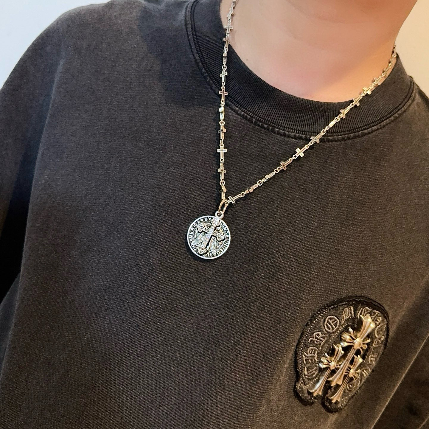 新款【专柜品质】Chrome Hearts克罗心经典复古十字架项链 圆牌十字架吊坠 凹凸造型不同的花纹设