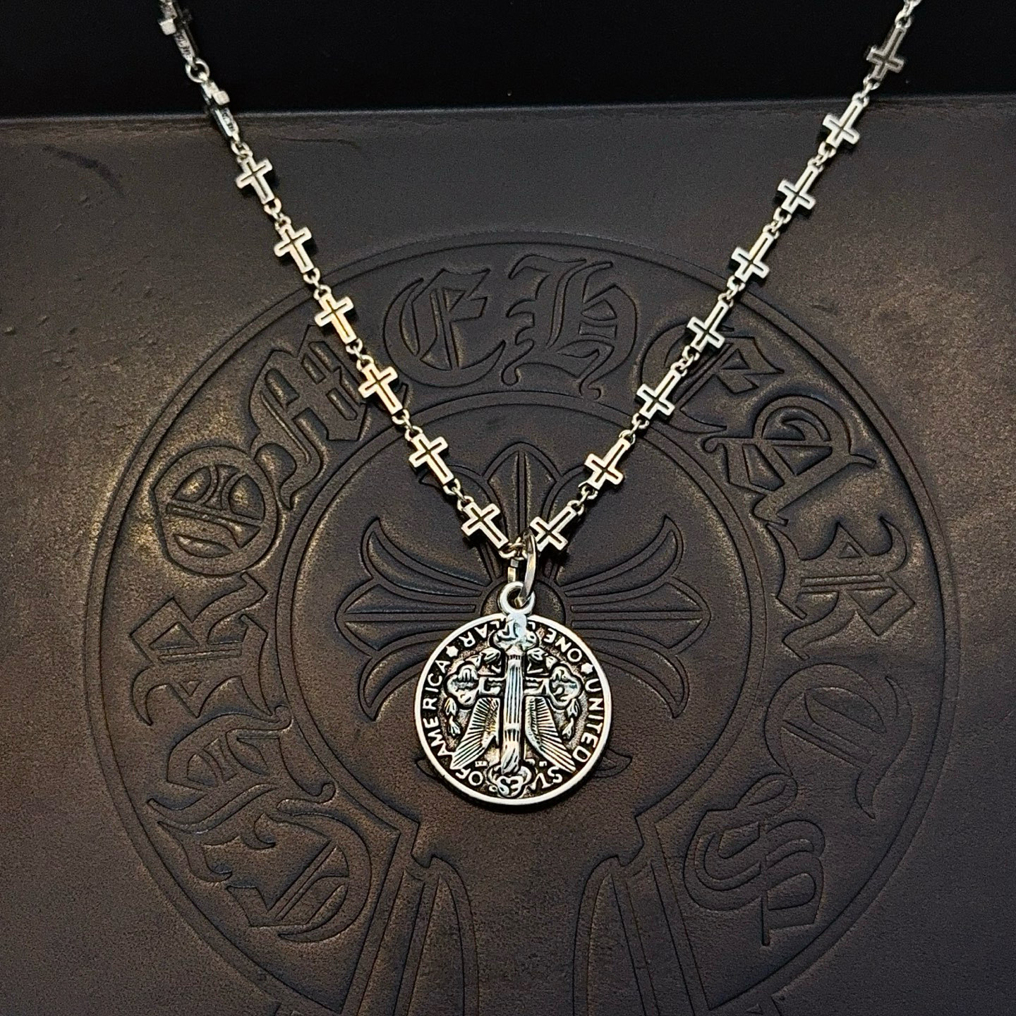 新款【专柜品质】Chrome Hearts克罗心经典复古十字架项链 圆牌十字架吊坠 凹凸造型不同的花纹设