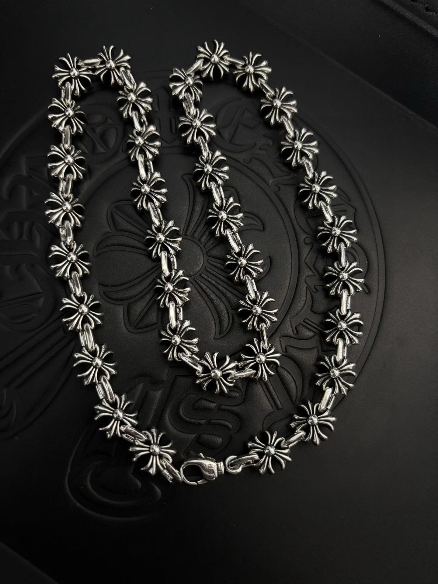 新款【专柜品质】Chrome Hearts克罗心 经典复古十字架粗版项链 凹凸造型不同的花纹设计风格 呈