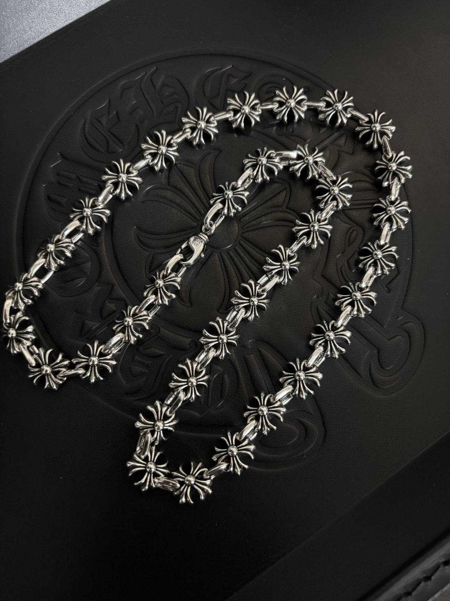 新款【专柜品质】Chrome Hearts克罗心 经典复古十字架粗版项链 凹凸造型不同的花纹设计风格 呈