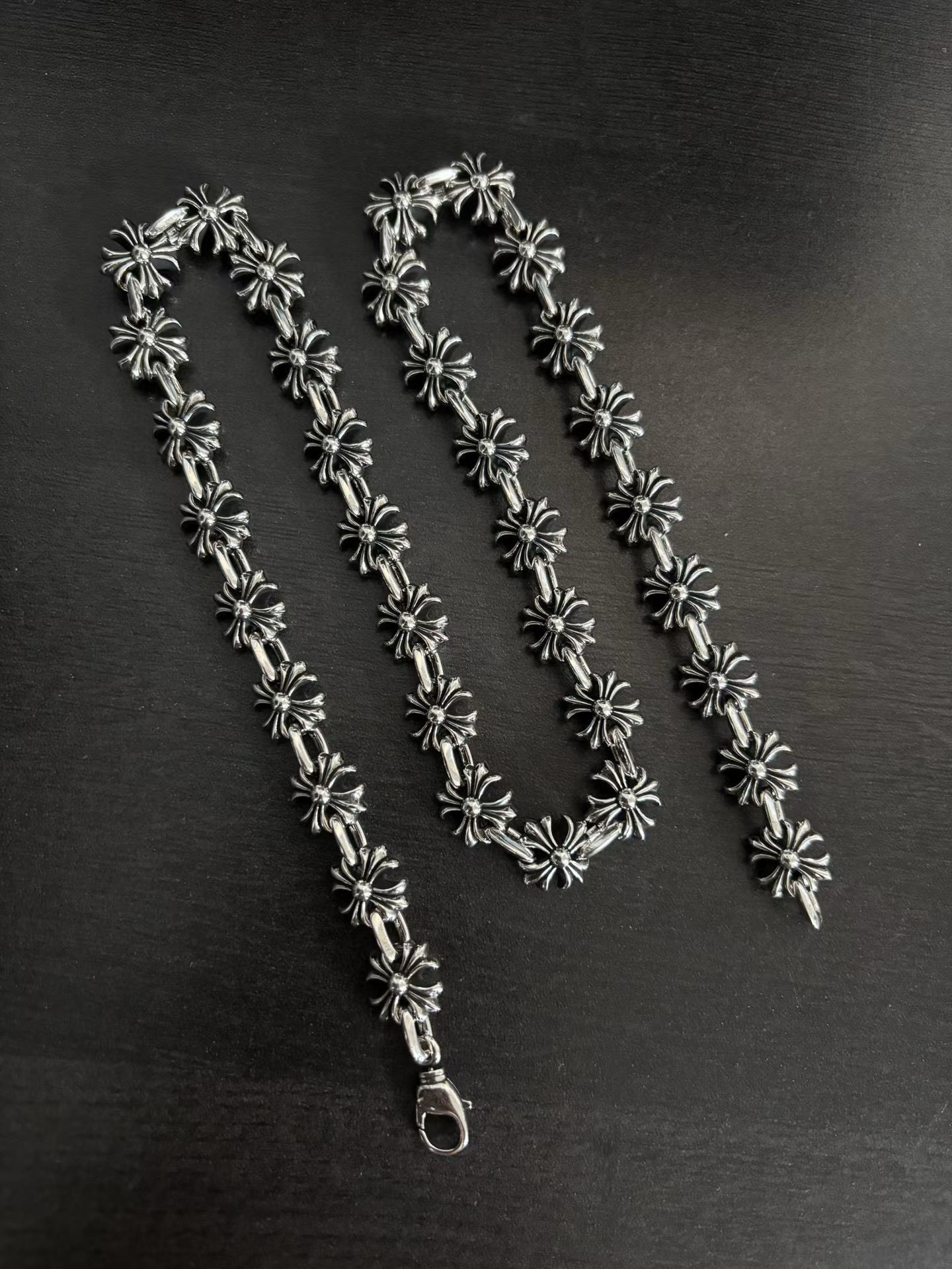 新款【专柜品质】Chrome Hearts克罗心 经典复古十字架粗版项链 凹凸造型不同的花纹设计风格 呈