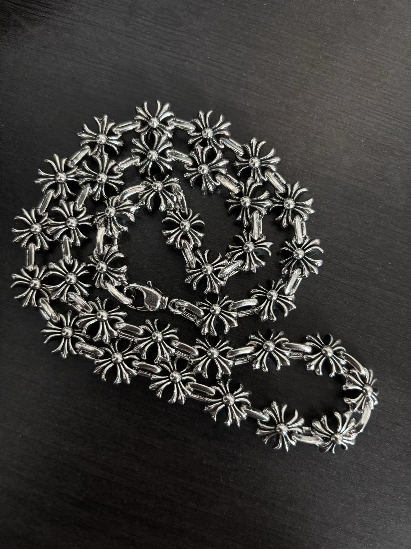 新款【专柜品质】Chrome Hearts克罗心 经典复古十字架粗版项链 凹凸造型不同的花纹设计风格 呈