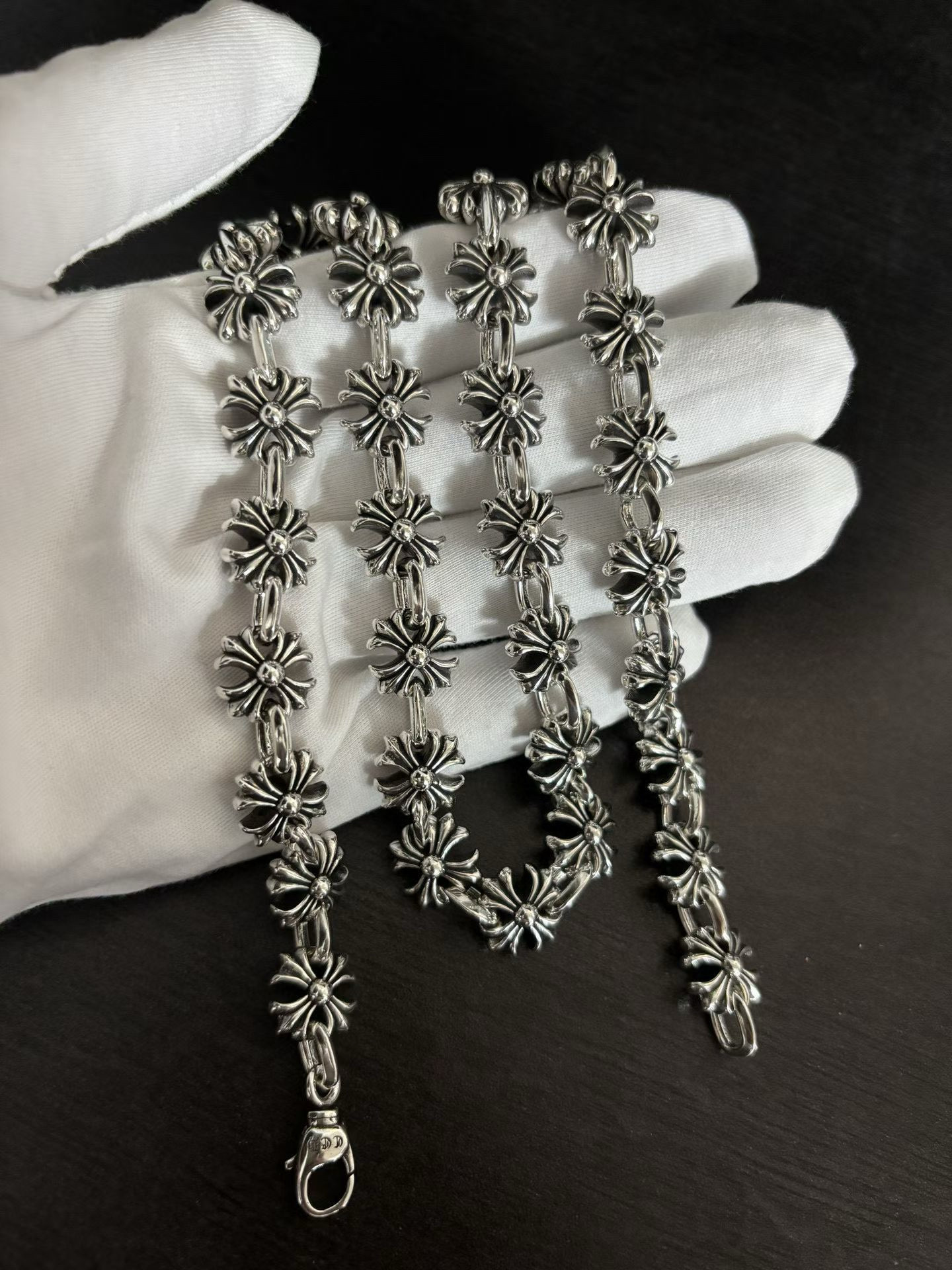 新款【专柜品质】Chrome Hearts克罗心 经典复古十字架粗版项链 凹凸造型不同的花纹设计风格 呈