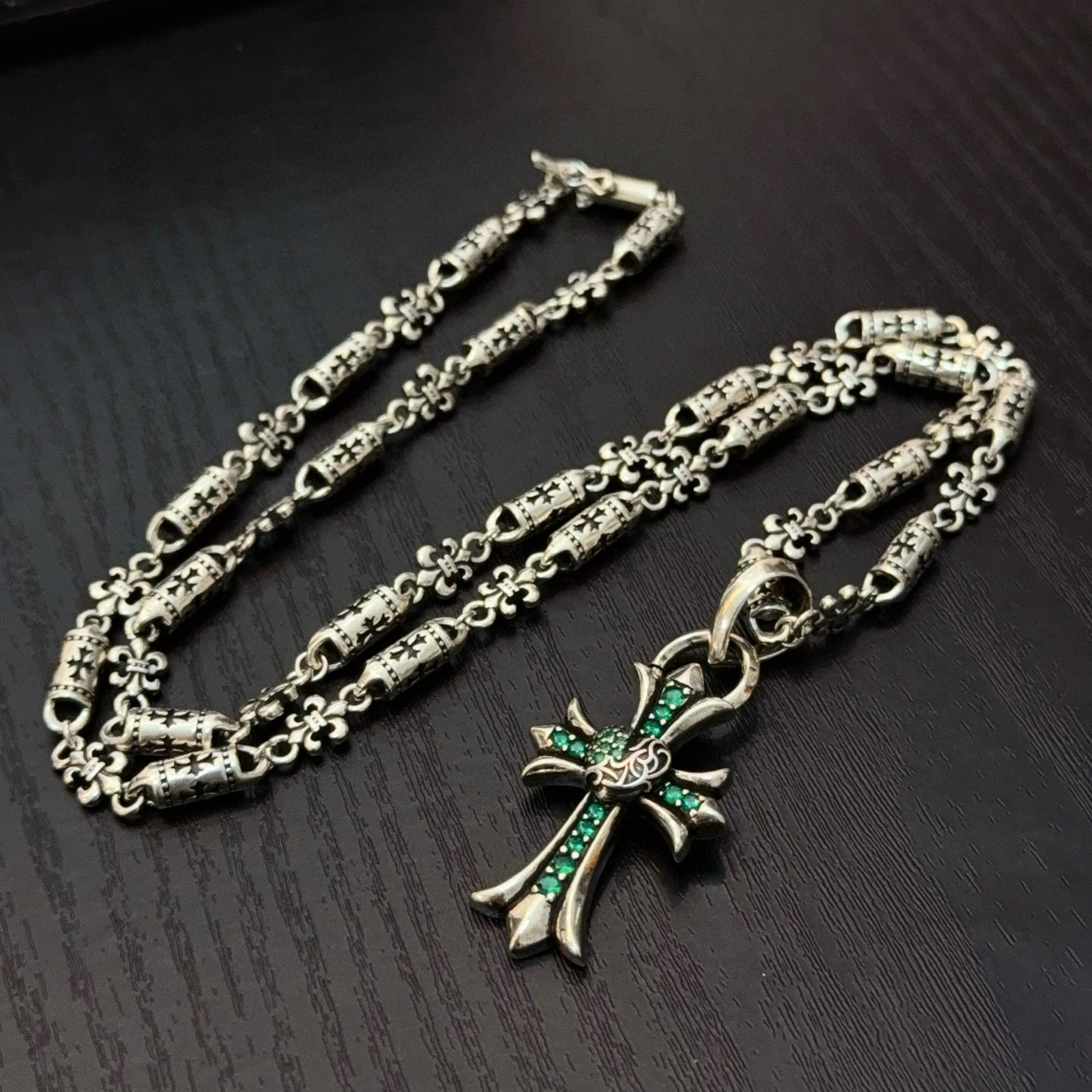 新款【专柜品质】Chrome Hearts克罗心十字架项链 绿钻藤蔓爱心十字架吊坠 凹凸造型不同的花纹设