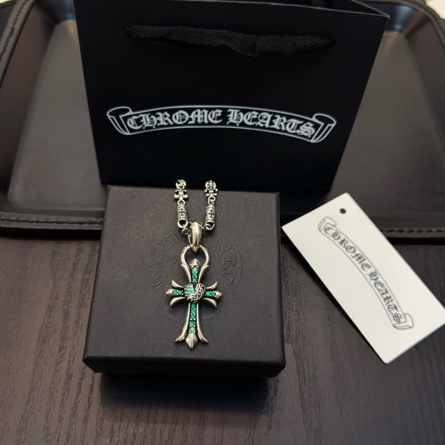 新款【专柜品质】Chrome Hearts克罗心十字架项链 绿钻藤蔓爱心十字架吊坠 凹凸造型不同的花纹设