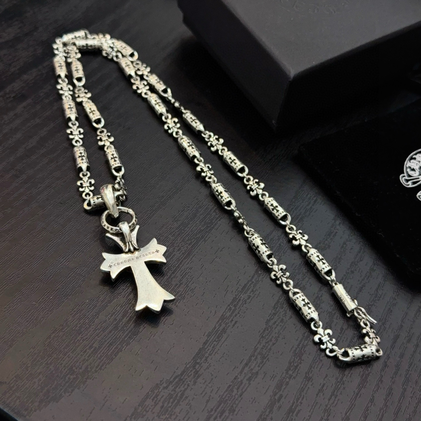 新款【专柜品质】Chrome Hearts克罗心十字架项链 绿钻藤蔓爱心十字架吊坠 凹凸造型不同的花纹设