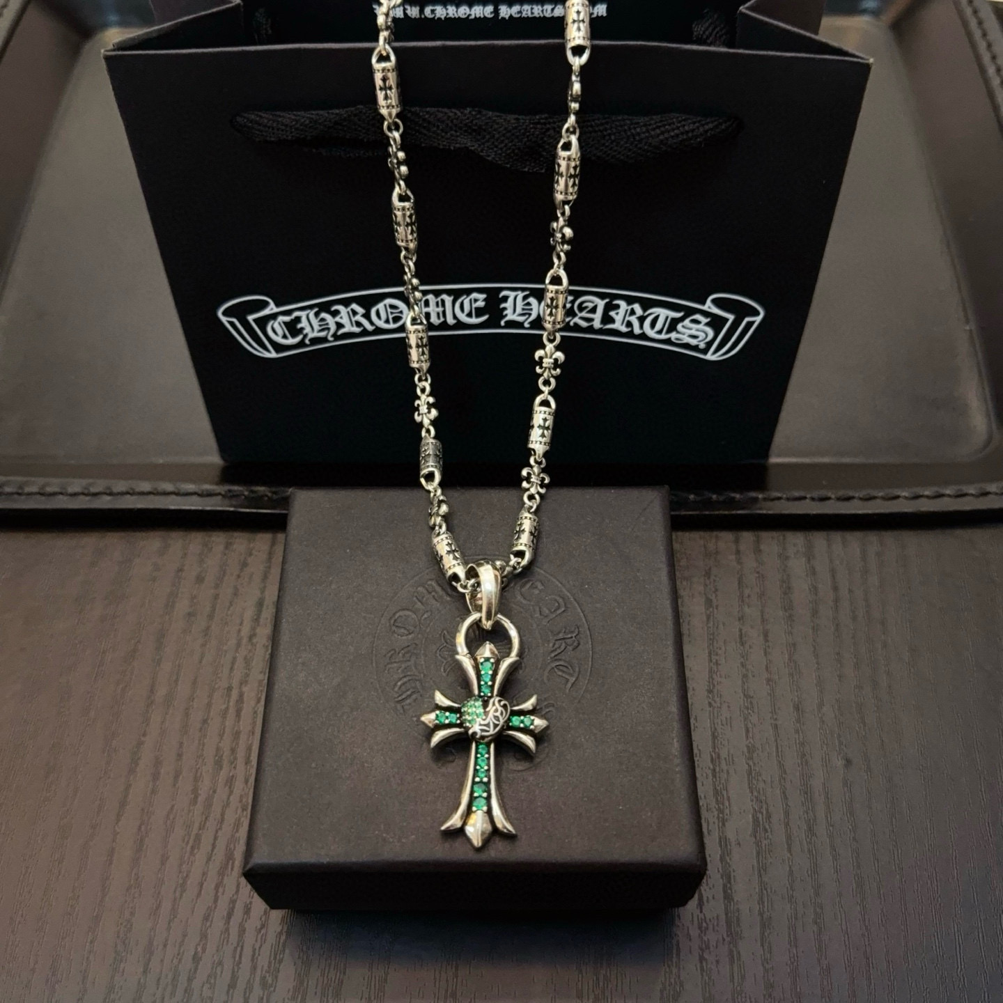 新款【专柜品质】Chrome Hearts克罗心十字架项链 绿钻藤蔓爱心十字架吊坠 凹凸造型不同的花纹设