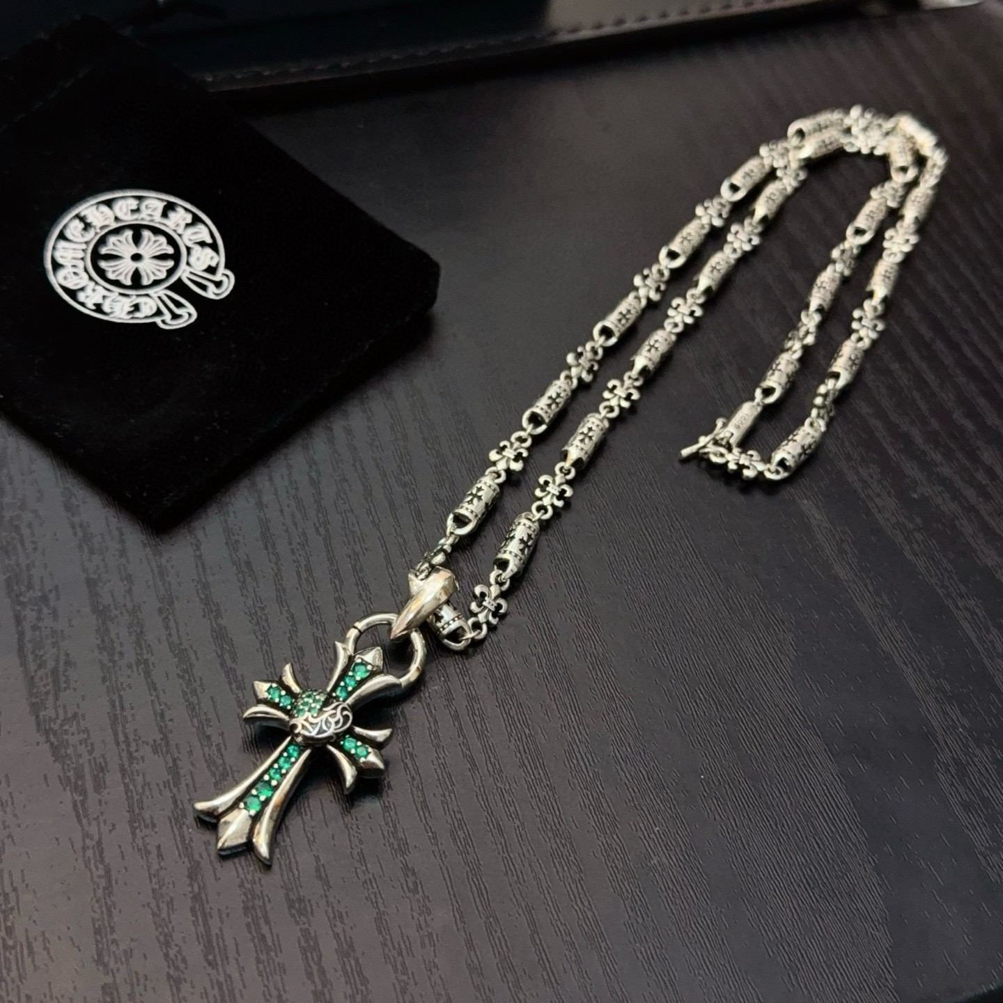 新款【专柜品质】Chrome Hearts克罗心十字架项链 绿钻藤蔓爱心十字架吊坠 凹凸造型不同的花纹设