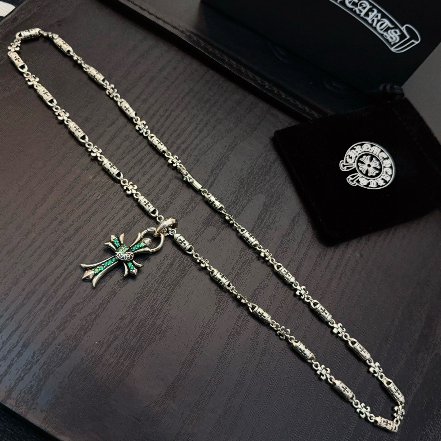 新款【专柜品质】Chrome Hearts克罗心十字架项链 绿钻藤蔓爱心十字架吊坠 凹凸造型不同的花纹设