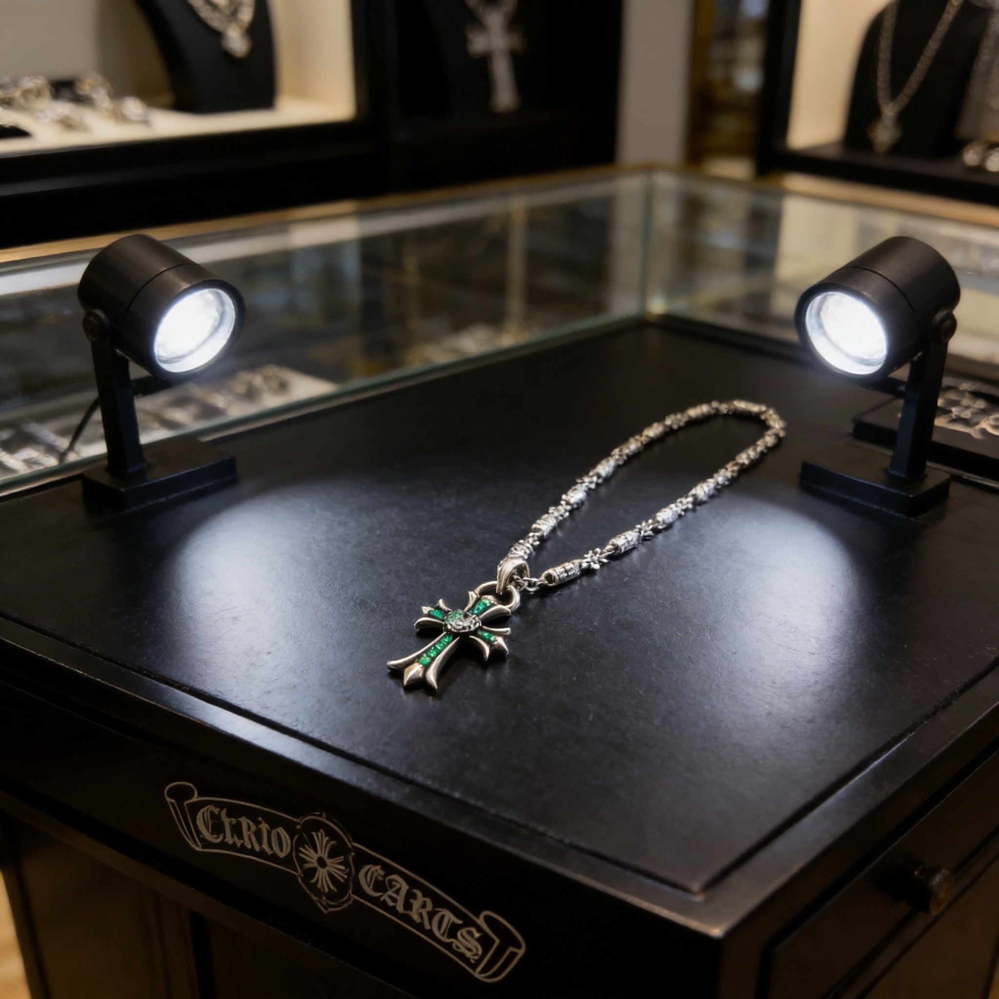 新款【专柜品质】Chrome Hearts克罗心十字架项链 绿钻藤蔓爱心十字架吊坠 凹凸造型不同的花纹设