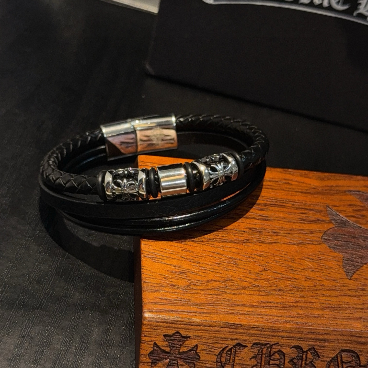 新款【专柜品质】Chrome Hearts克罗心皮绳手镯手绳，凹凸造型不同的花纹设计风格呈现出与众不同 