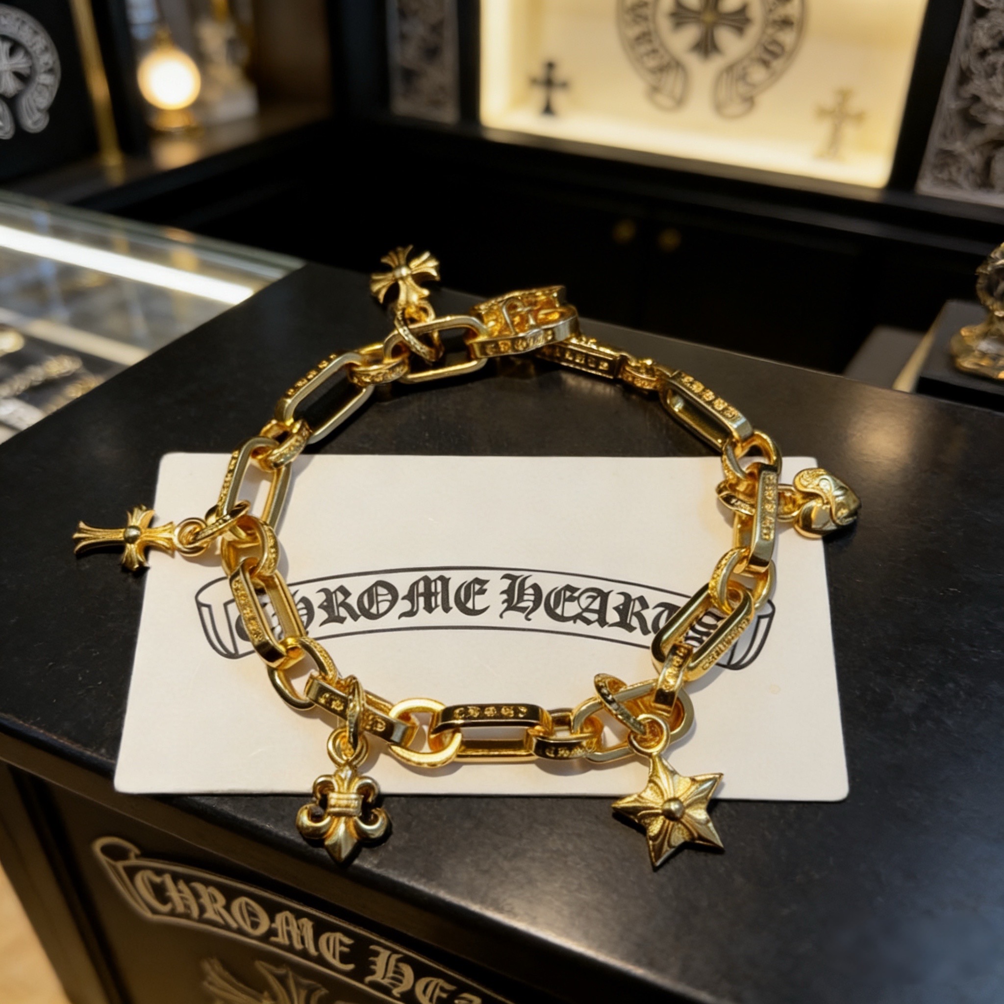 新款【专柜品质】Chrome Hearts克罗心经典复古多元素黄金色手链 凹凸造型不同的花纹设计风格 呈