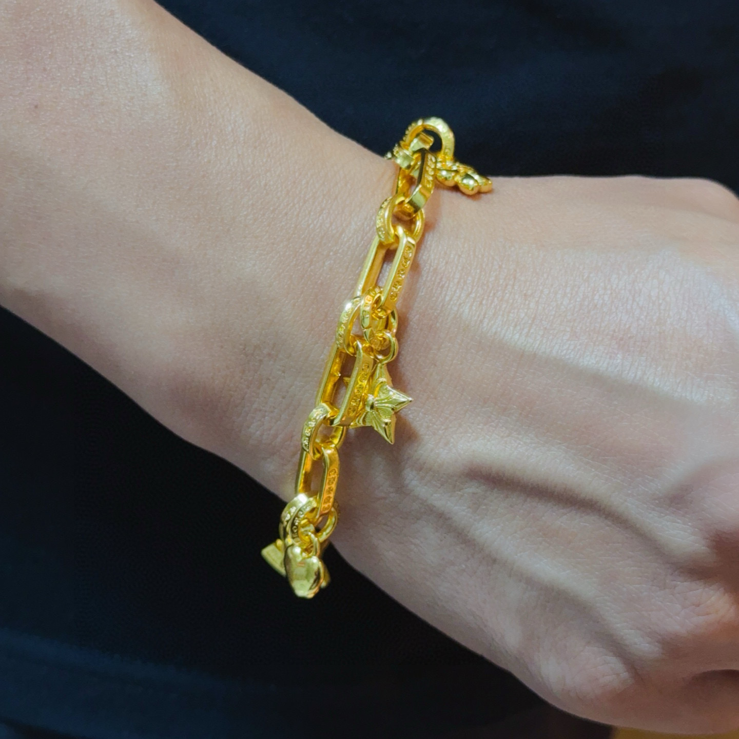 新款【专柜品质】Chrome Hearts克罗心经典复古多元素黄金色手链 凹凸造型不同的花纹设计风格 呈