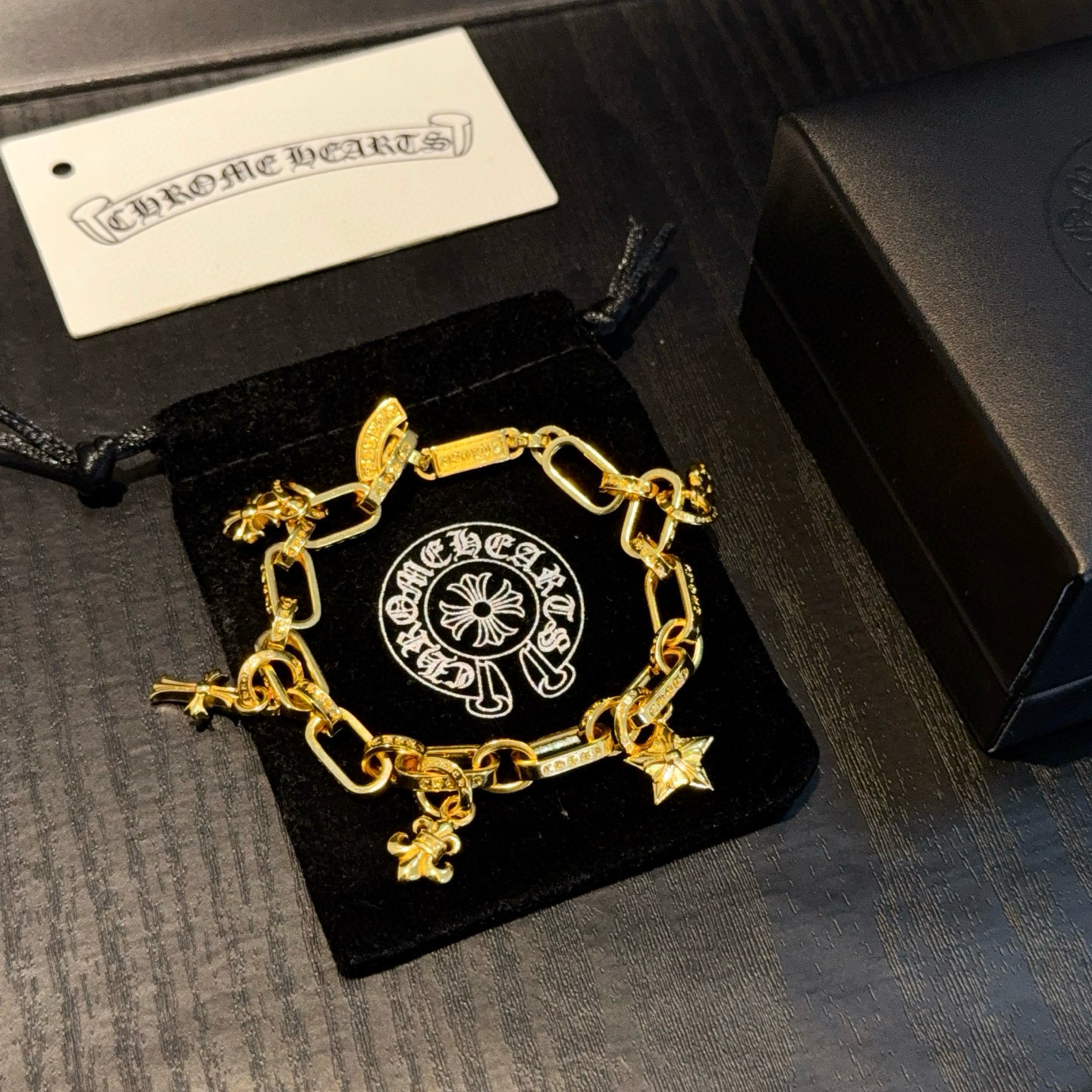 新款【专柜品质】Chrome Hearts克罗心经典复古多元素黄金色手链 凹凸造型不同的花纹设计风格 呈