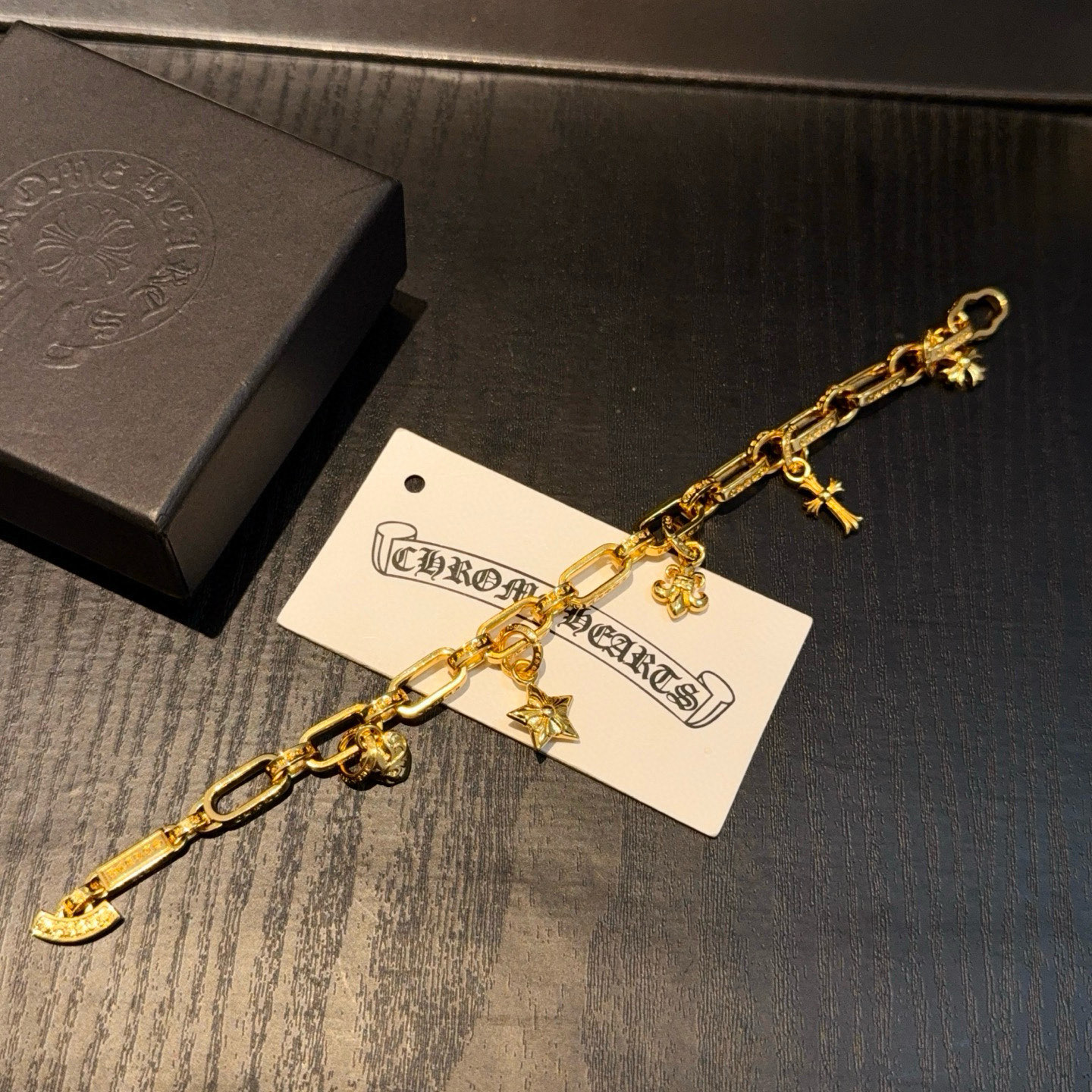 新款【专柜品质】Chrome Hearts克罗心经典复古多元素黄金色手链 凹凸造型不同的花纹设计风格 呈