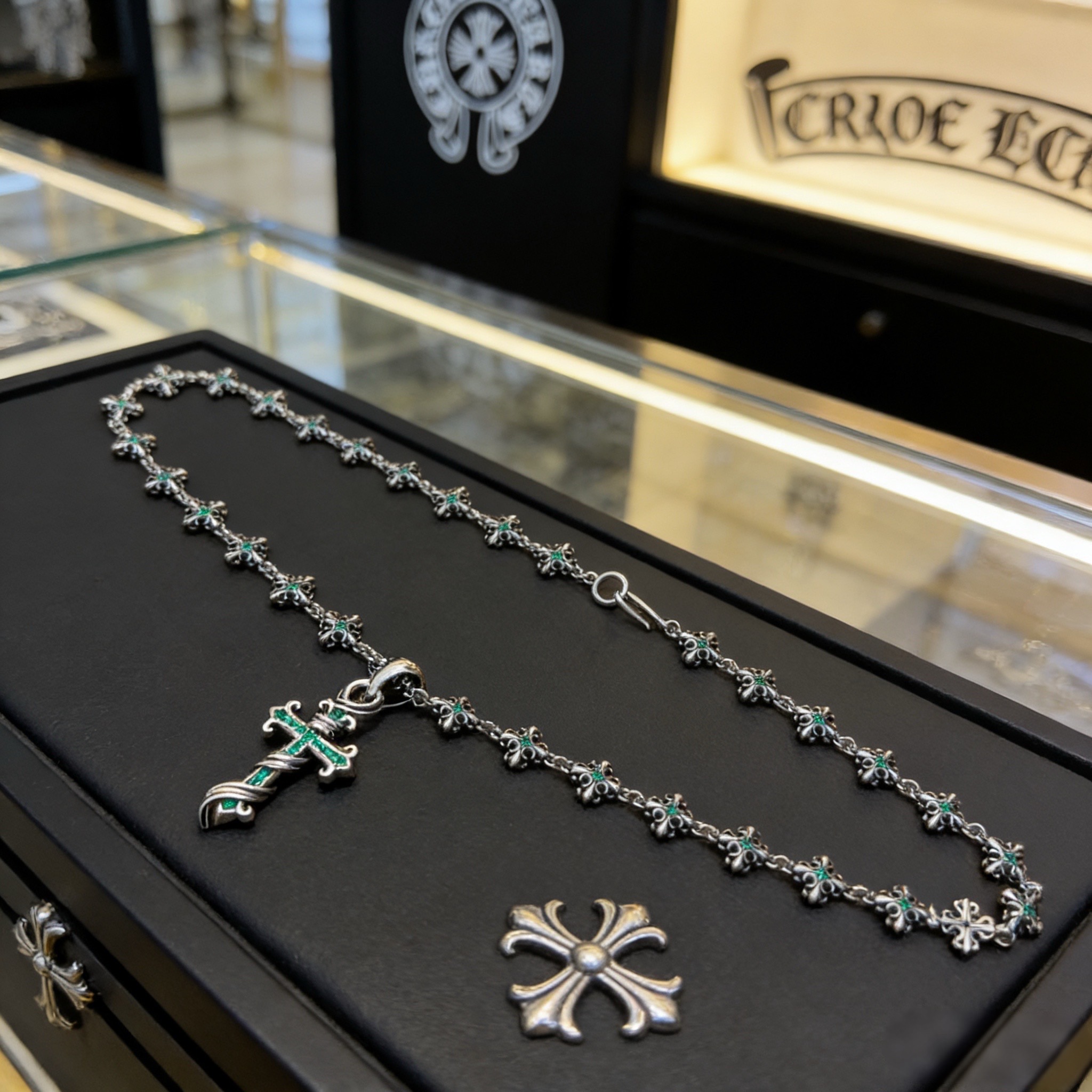 Nuevo [calidad de mostrador] Chrome Hearts collar de cruz de esmeralda con colgante de cruz de diamante verde. Diferent…