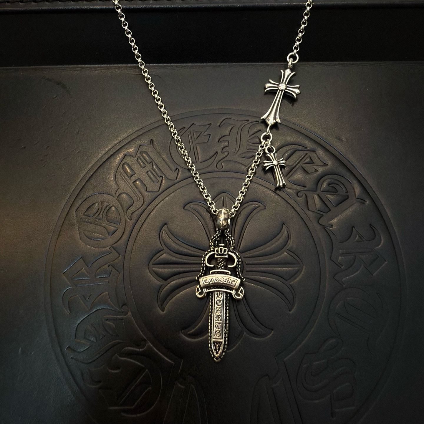 新款【专柜品质】Chrome Hearts克罗心经典复古十字架项链 黑钻宝剑吊坠 凹凸造型不同的花纹设计