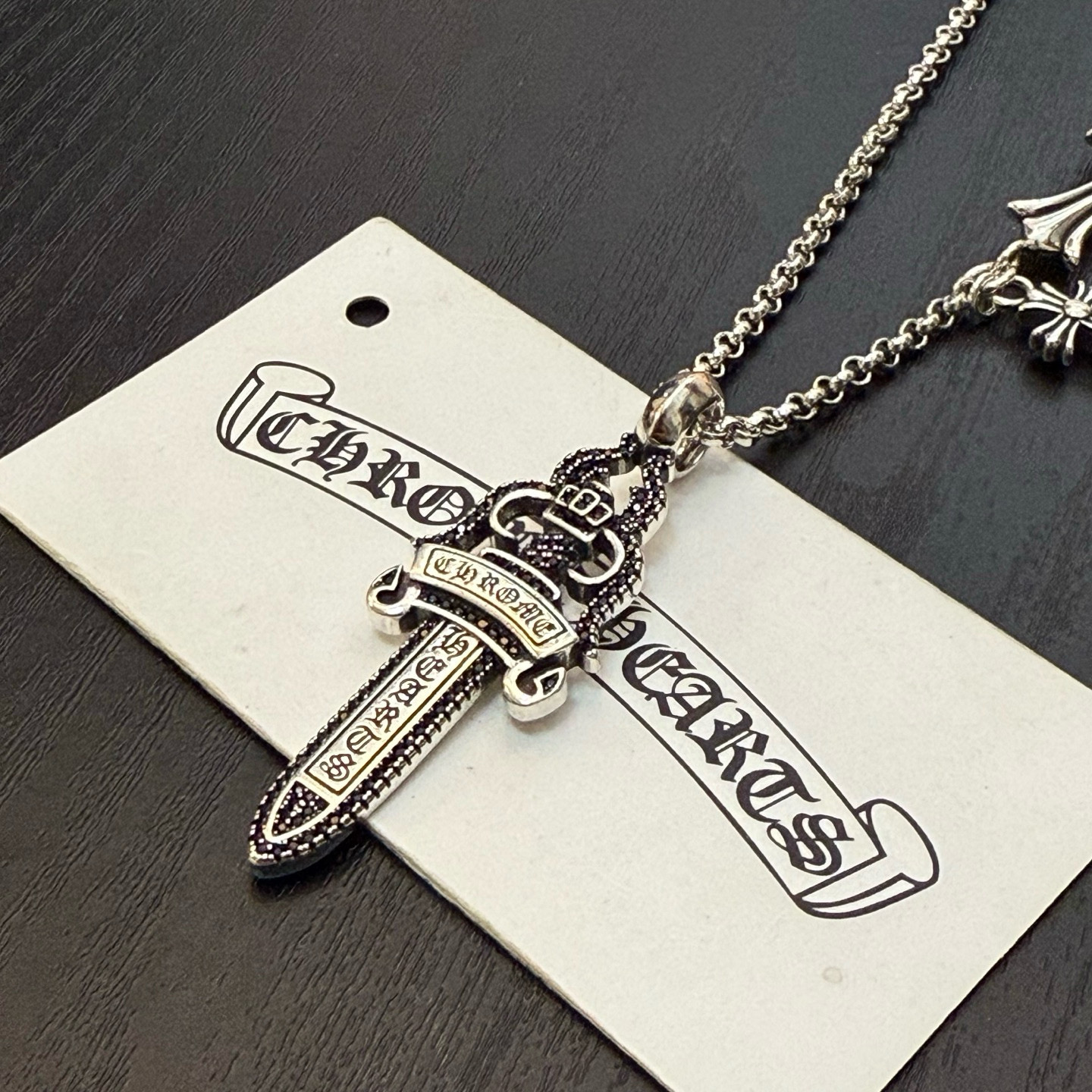 新款【专柜品质】Chrome Hearts克罗心经典复古十字架项链 黑钻宝剑吊坠 凹凸造型不同的花纹设计