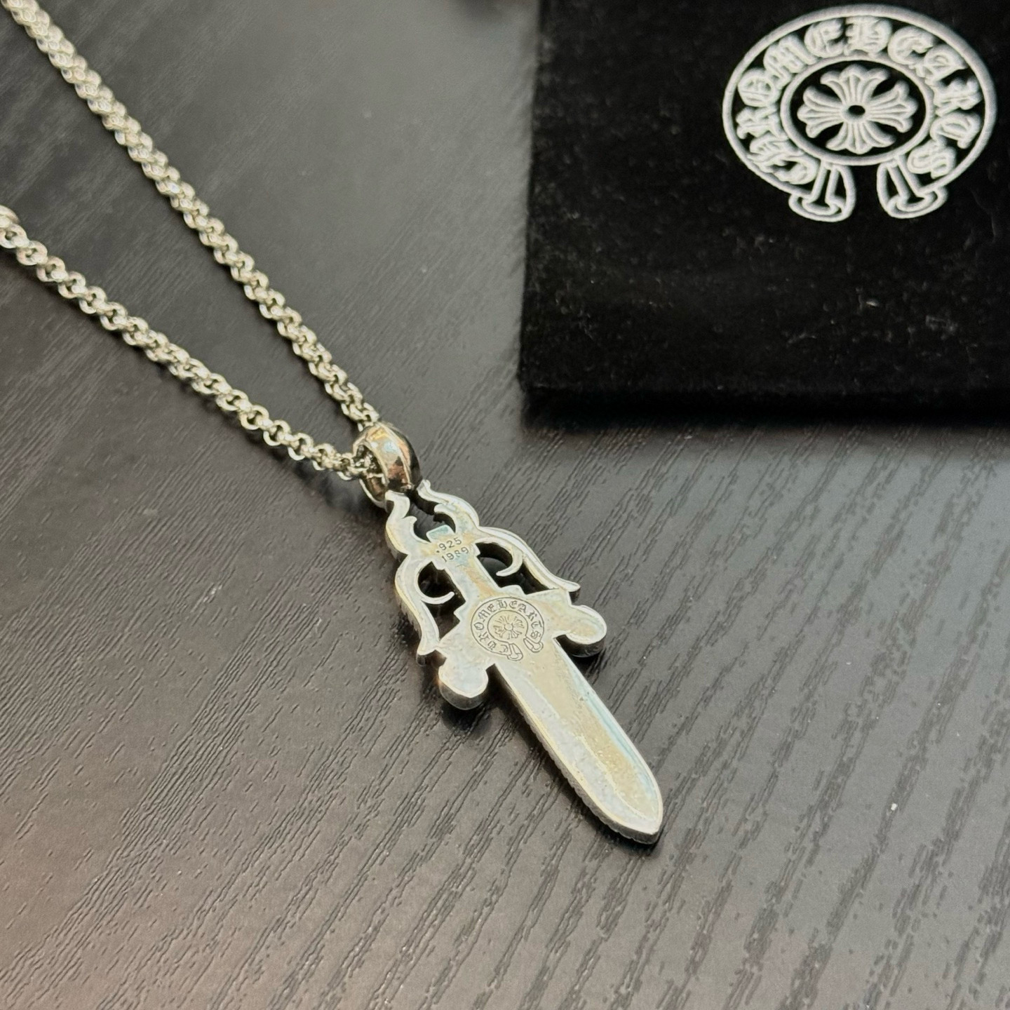 新款【专柜品质】Chrome Hearts克罗心经典复古十字架项链 黑钻宝剑吊坠 凹凸造型不同的花纹设计