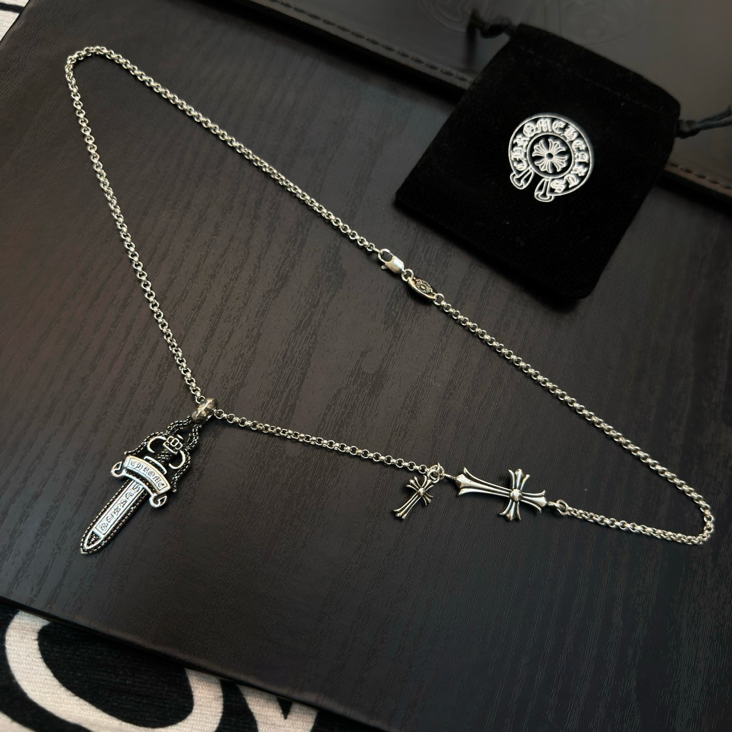 新款【专柜品质】Chrome Hearts克罗心经典复古十字架项链 黑钻宝剑吊坠 凹凸造型不同的花纹设计