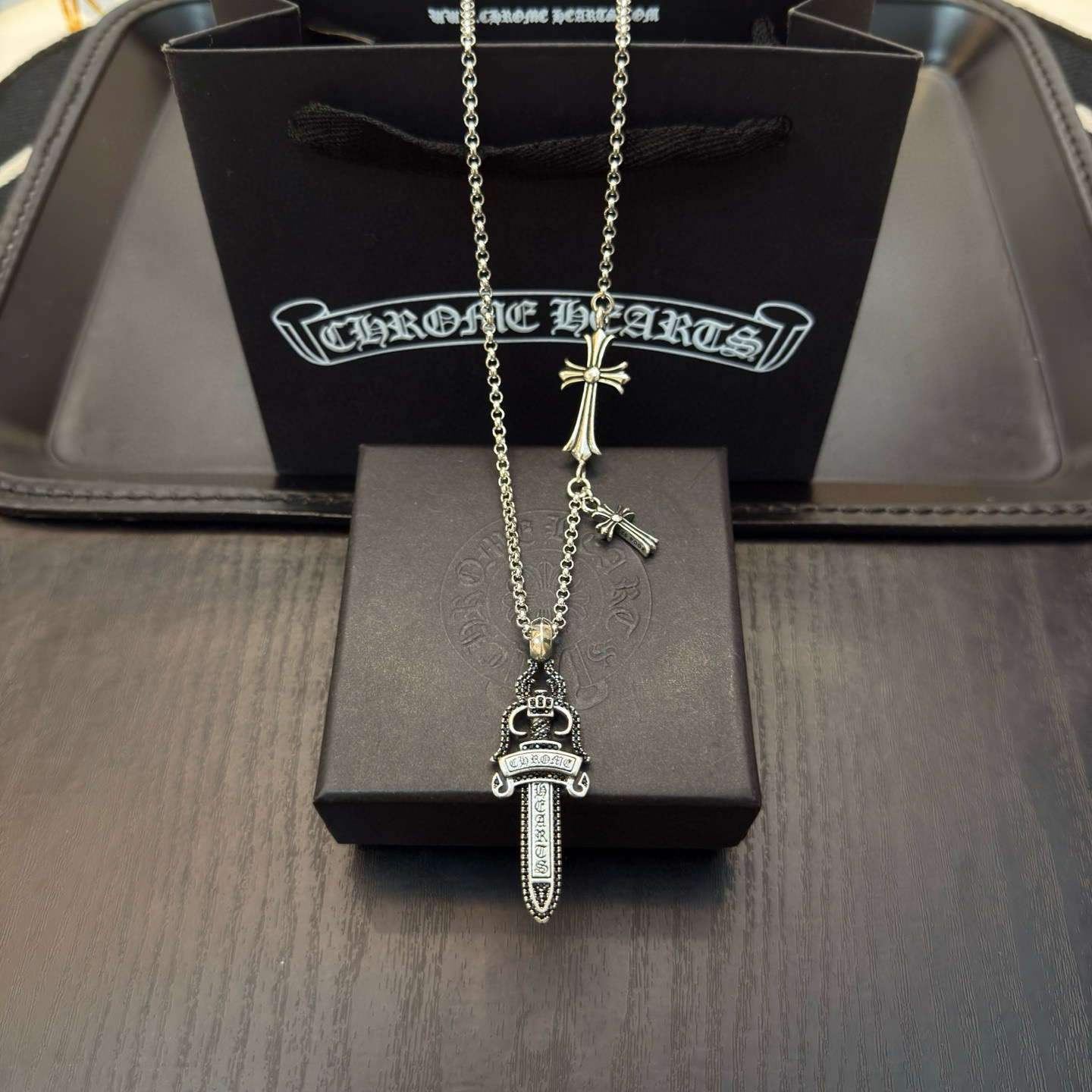 新款【专柜品质】Chrome Hearts克罗心经典复古十字架项链 黑钻宝剑吊坠 凹凸造型不同的花纹设计