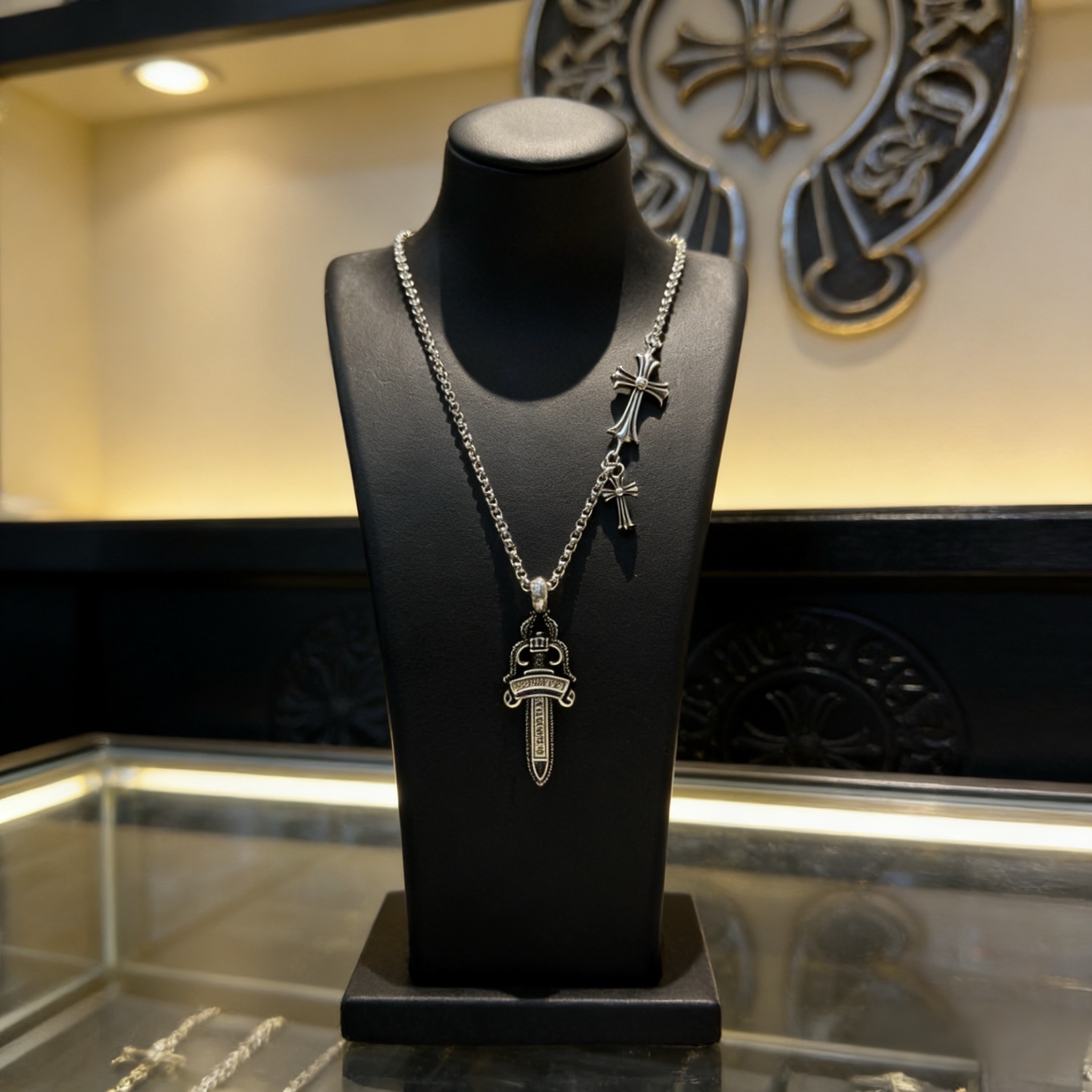 新款【专柜品质】Chrome Hearts克罗心经典复古十字架项链 黑钻宝剑吊坠 凹凸造型不同的花纹设计