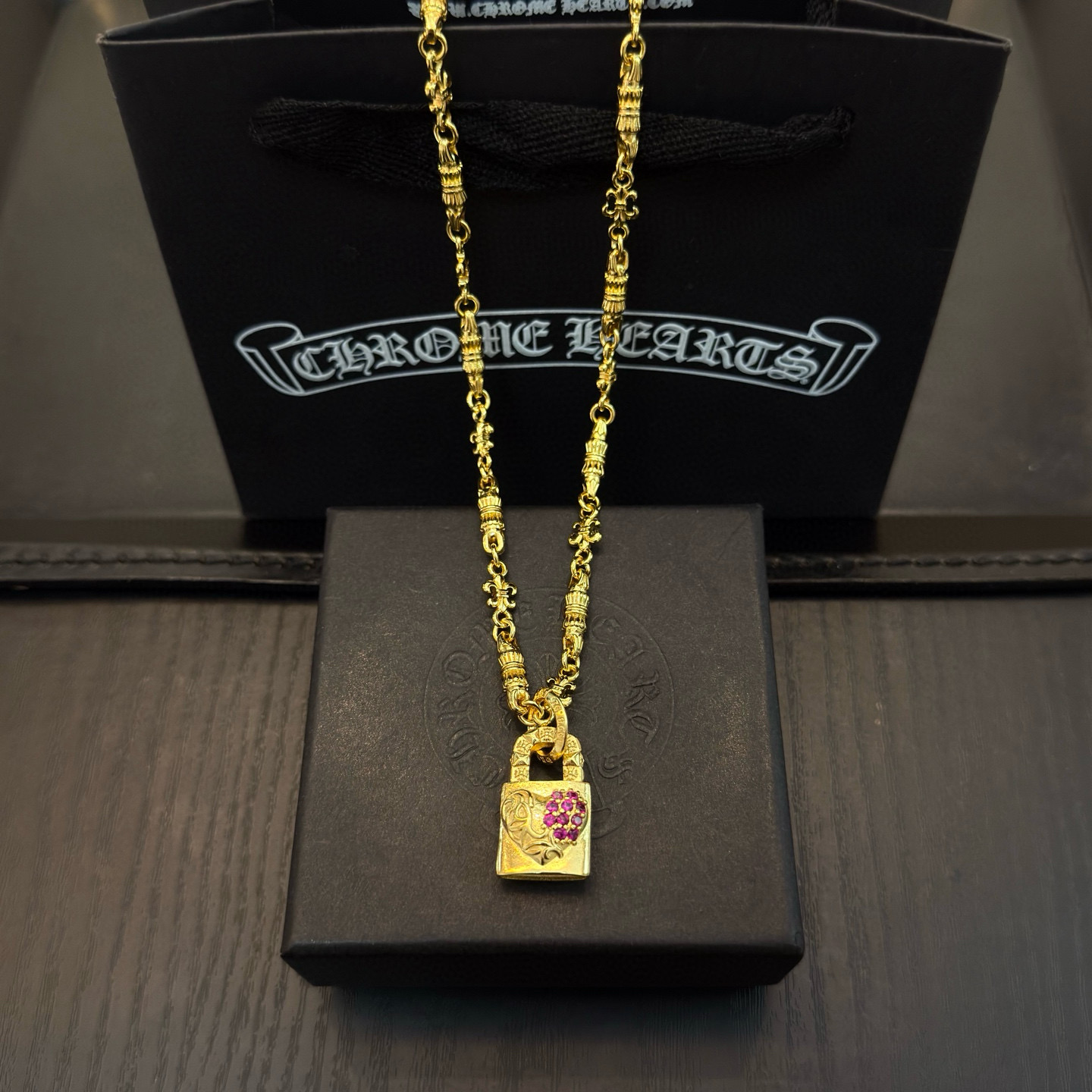 新款【专柜品质】Chrome Hearts克罗心黄金色花球项链，粉钻爱心锁头吊坠 凹凸造型不同的花纹设计