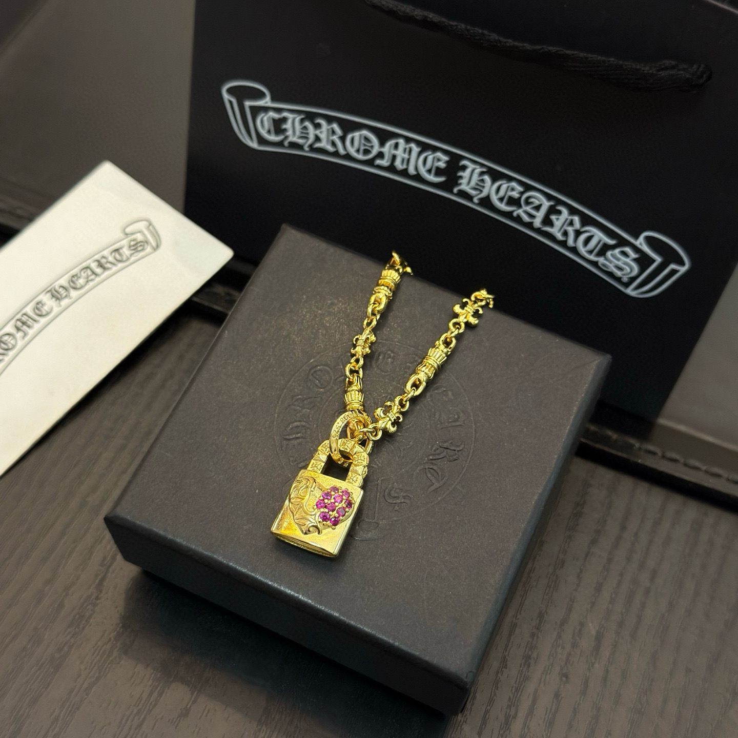 新款【专柜品质】Chrome Hearts克罗心黄金色花球项链，粉钻爱心锁头吊坠 凹凸造型不同的花纹设计