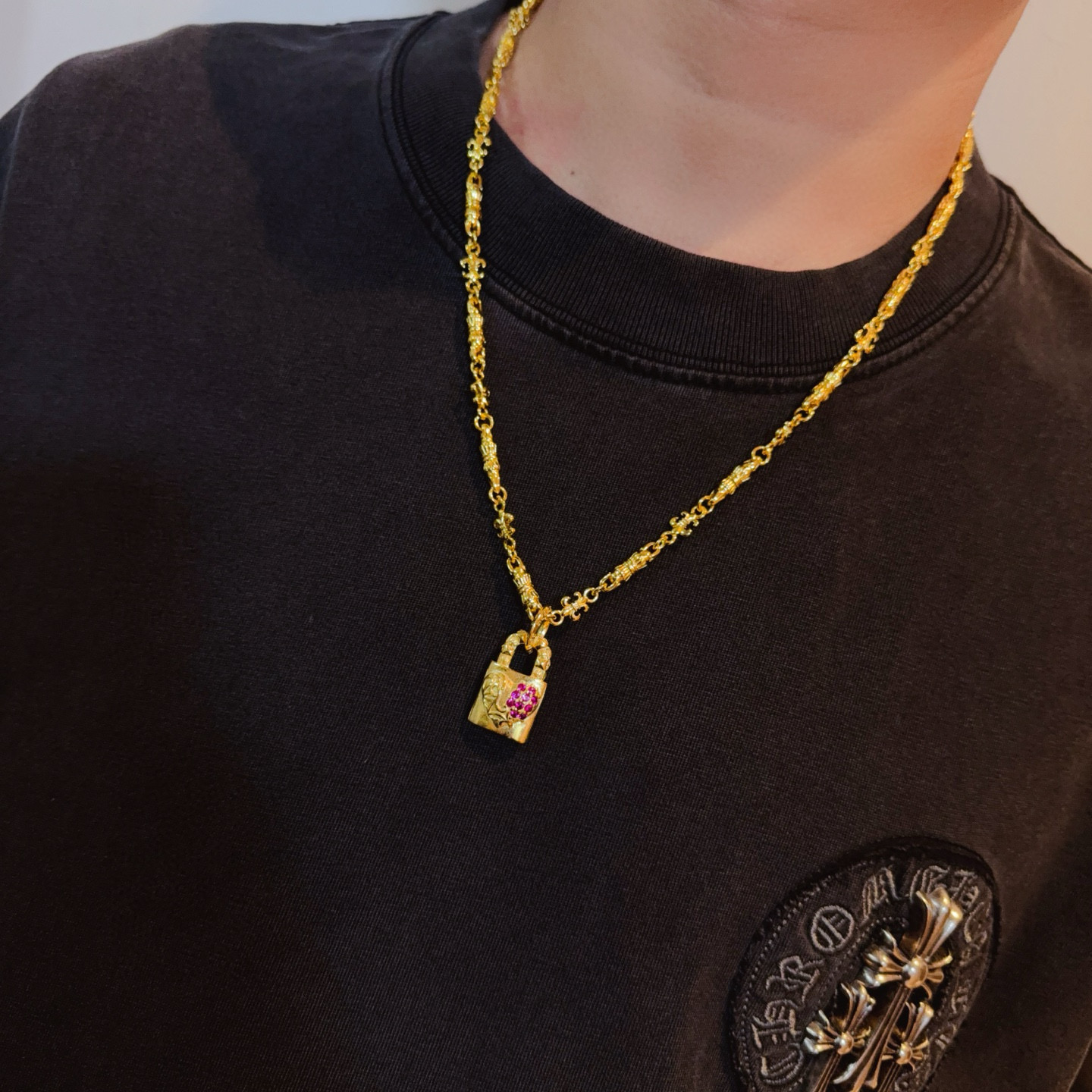 新款【专柜品质】Chrome Hearts克罗心黄金色花球项链，粉钻爱心锁头吊坠 凹凸造型不同的花纹设计