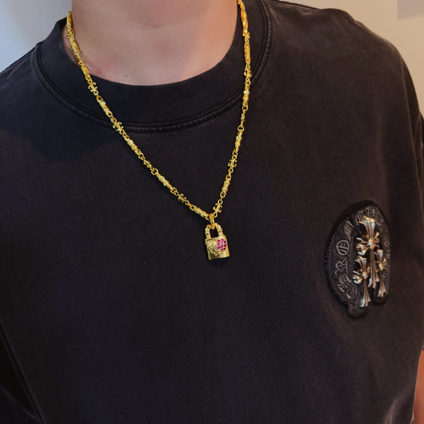 新款【专柜品质】Chrome Hearts克罗心黄金色花球项链，粉钻爱心锁头吊坠 凹凸造型不同的花纹设计