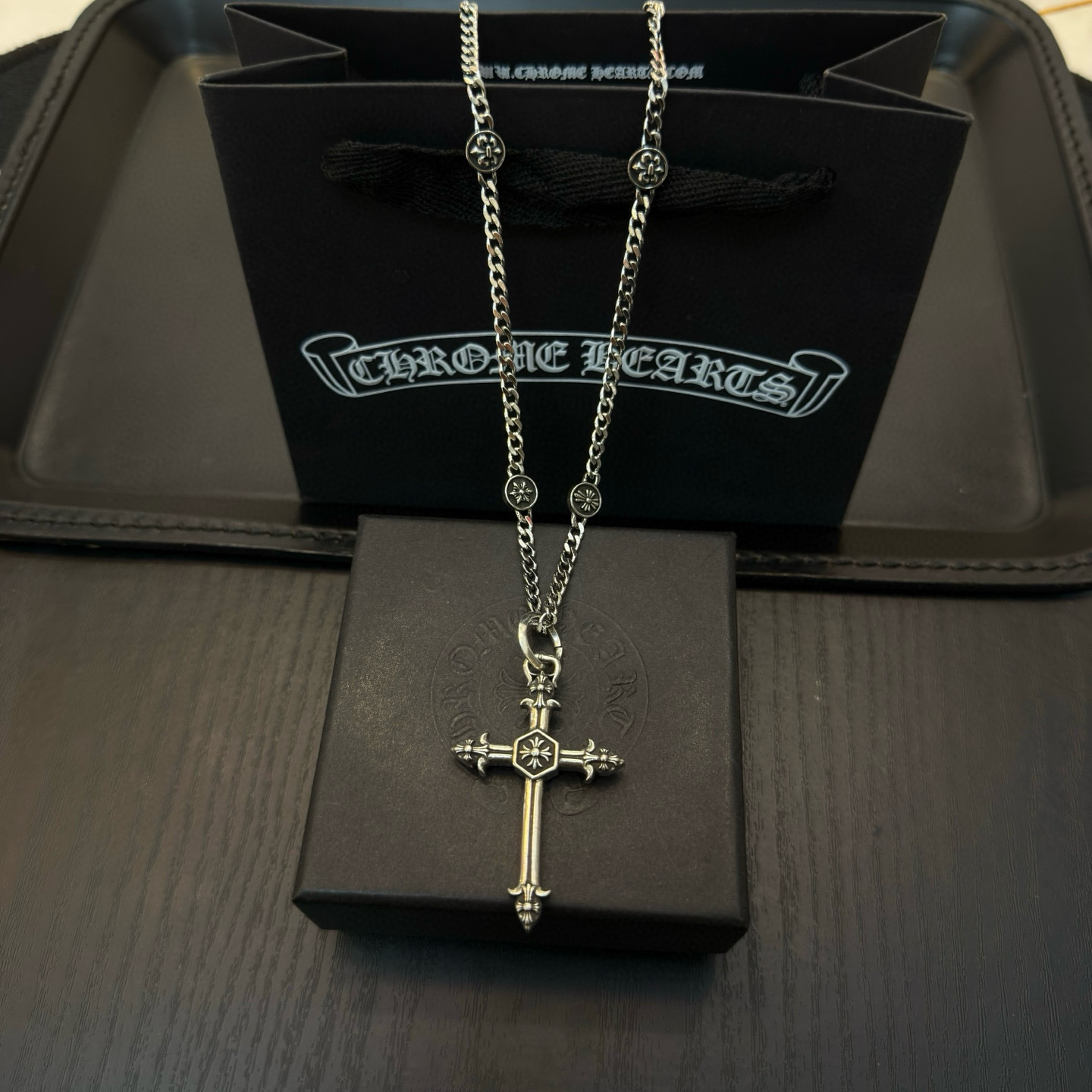 新款【专柜品质】Chrome Hearts克罗心十字架项链，十字架吊坠 凹凸造型不同的花纹设计风格 呈现
