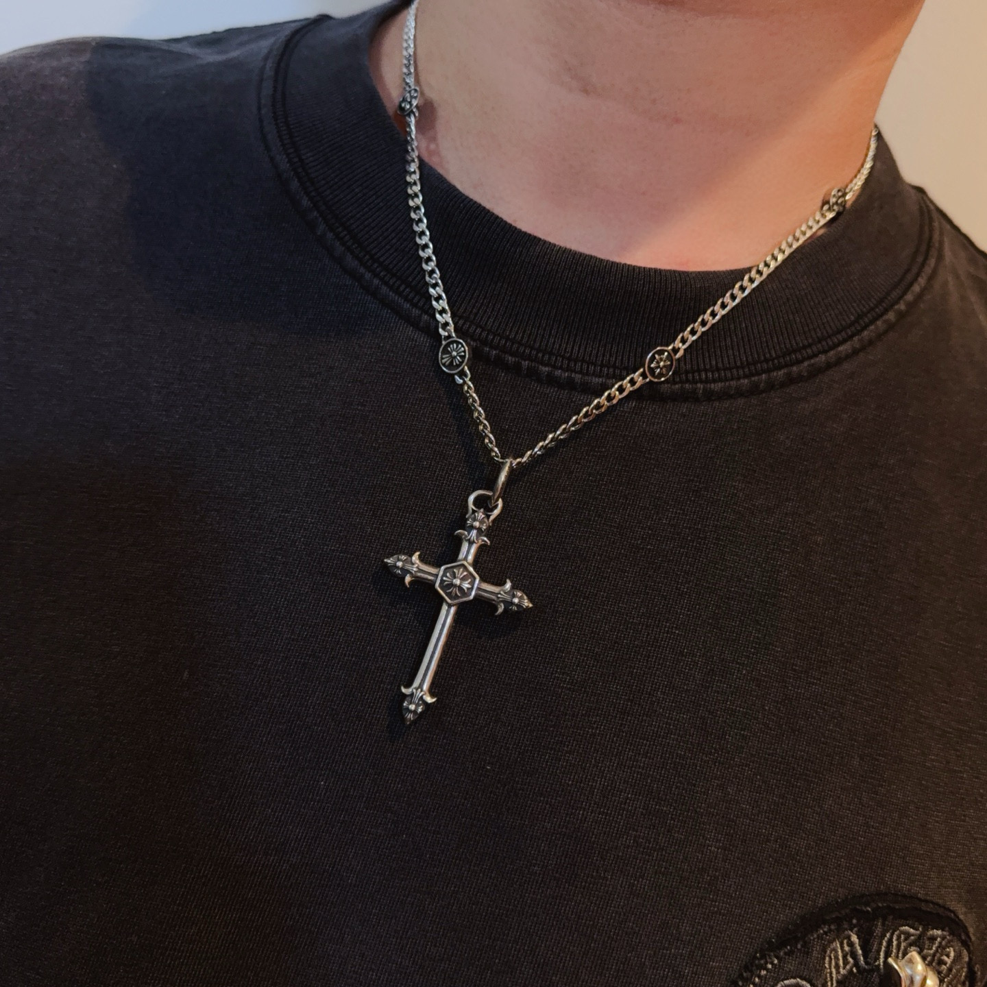 新款【专柜品质】Chrome Hearts克罗心十字架项链，十字架吊坠 凹凸造型不同的花纹设计风格 呈现